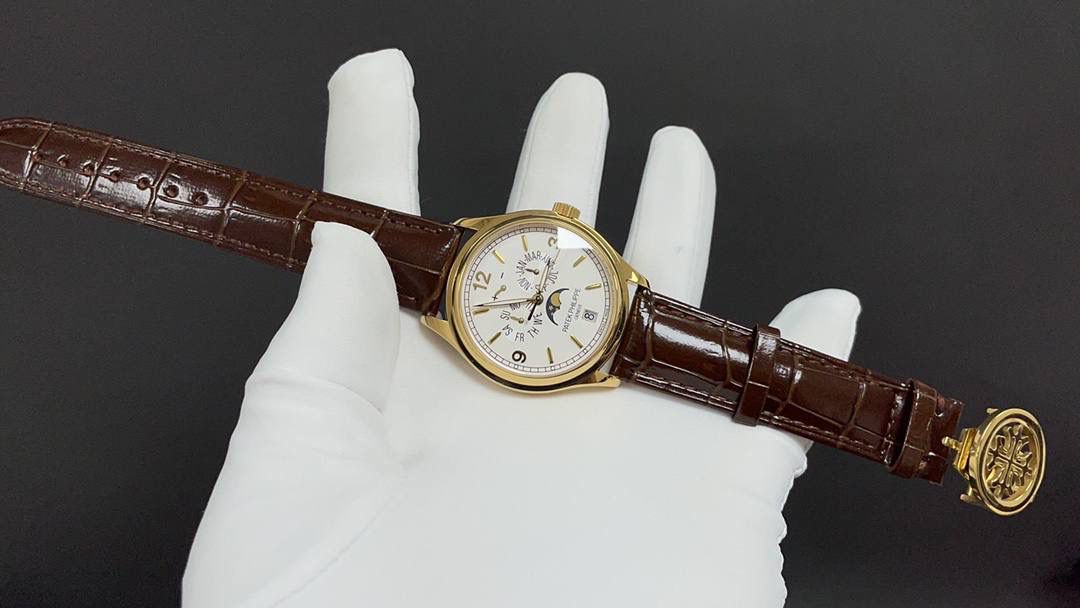 🌐新款到货🌐 百达翡丽最热门款式，PP复杂功能计时系列5146R 5147。功能方面的巧妙构思，外观上的合理布局，以及优越的机芯性能，无一不体现出百达翡丽大师们的独特设计，一件经典的艺术品。 采用39mm表盘直径，高性能Cal.324自动机械机芯，具备年历，日期，月份和月相显示功能，提供了强大的时间衡量功能，表盘设计中心大秒针，是时间易于读取。 相信这样的一款腕表会是很多爱表人士所梦寐以求的，但是就如它水中月的意象一样，可遇而不可求，所以，如果有个机会出现在你面前，那么就好好珍惜吧。