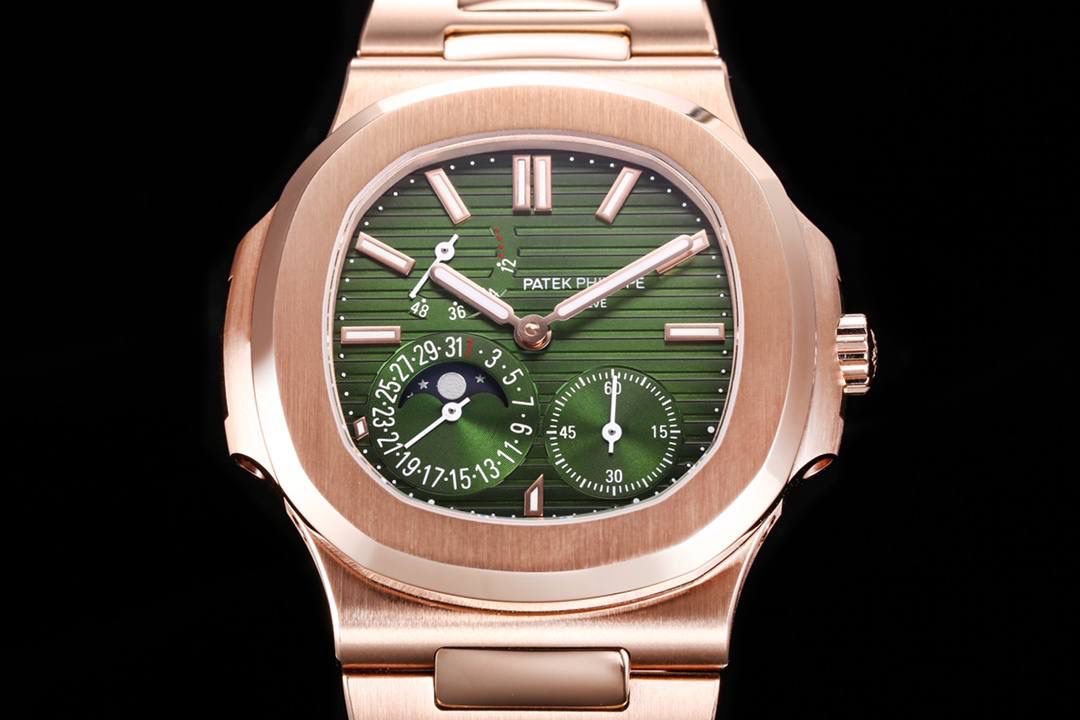 震撼推出——百达翡丽鹦鹉螺5712/1A-001多功能腕表，融合经典美学，荟萃以往精华！😍🔥 【表壳】腕表尺寸40毫米，同正品一致的枕型表壳采用正面拉丝，侧面抛光的两种工艺组合，层次感分明，质感十足。尽显精湛工艺。 【表带】采用原装表带一比一量身打造，每节表带的中央抛光部位，都能呈现钻石的形状，尽显高级质感。 【机芯】3K厂采用定制版PP.Cal.240 PS IRM C LU机芯，完美还原正品，日期，真动能，真月相功能。