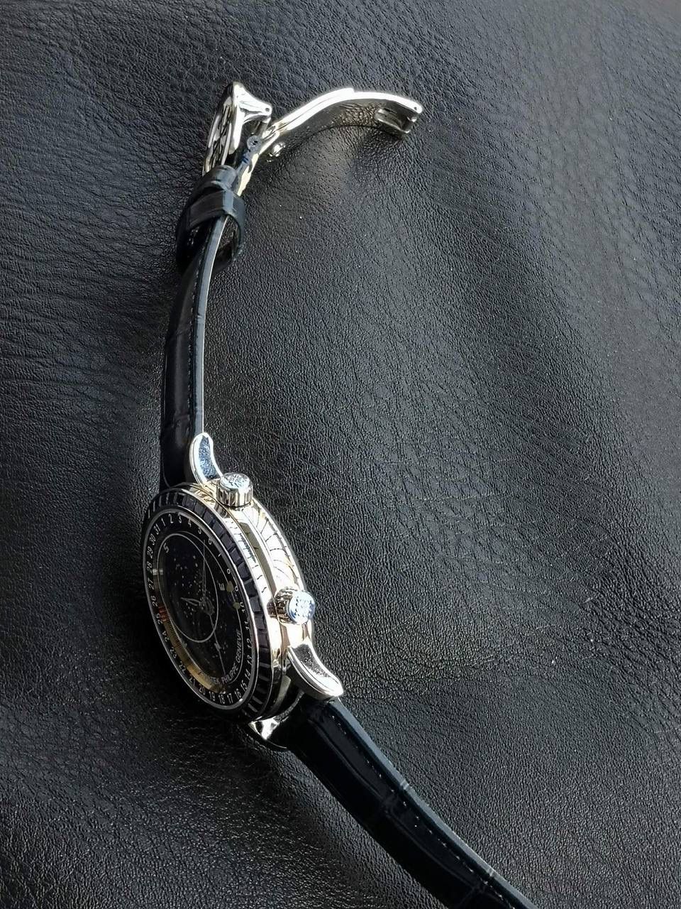 百达翡丽PP-6104G 日内瓦苍穹系列 市场顶级复刻神作震撼来袭！ 搭载原装进口miyota全自动机械机芯改制Cla.240机芯，搭配原装珍珠18K金自动锤，走时精准稳定，性能媲美正品；表圈镶嵌45颗璀璨宝石，表扣点缀28颗珍稀晶石，光影流转间尽显奢华质感；微拱形防眩目处理表镜，折射效果立体通透，让表盘细节清晰可见，质感再升一级💯💯