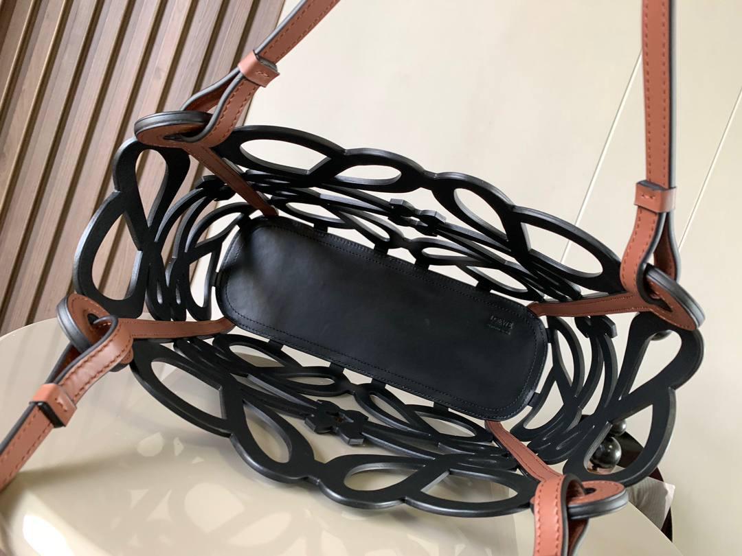 📍小号𝘼𝙣𝙖𝙜𝙧𝙖𝙢 𝙏𝙤𝙩𝙚镂空包 —【黑色到货😍】 编码：652210 尺寸：𝟑𝟐-𝟏𝟐-𝟐𝟓.𝟓𝐜𝐦 ❤️以品牌经典Anagram图案镂空牛皮革制成，搭配牛皮革提手肩带和人字形棉帆布束带内袋。 ❤️可肩背或手提。包包自重轻，容量大，优雅与洒脱，自由切换。