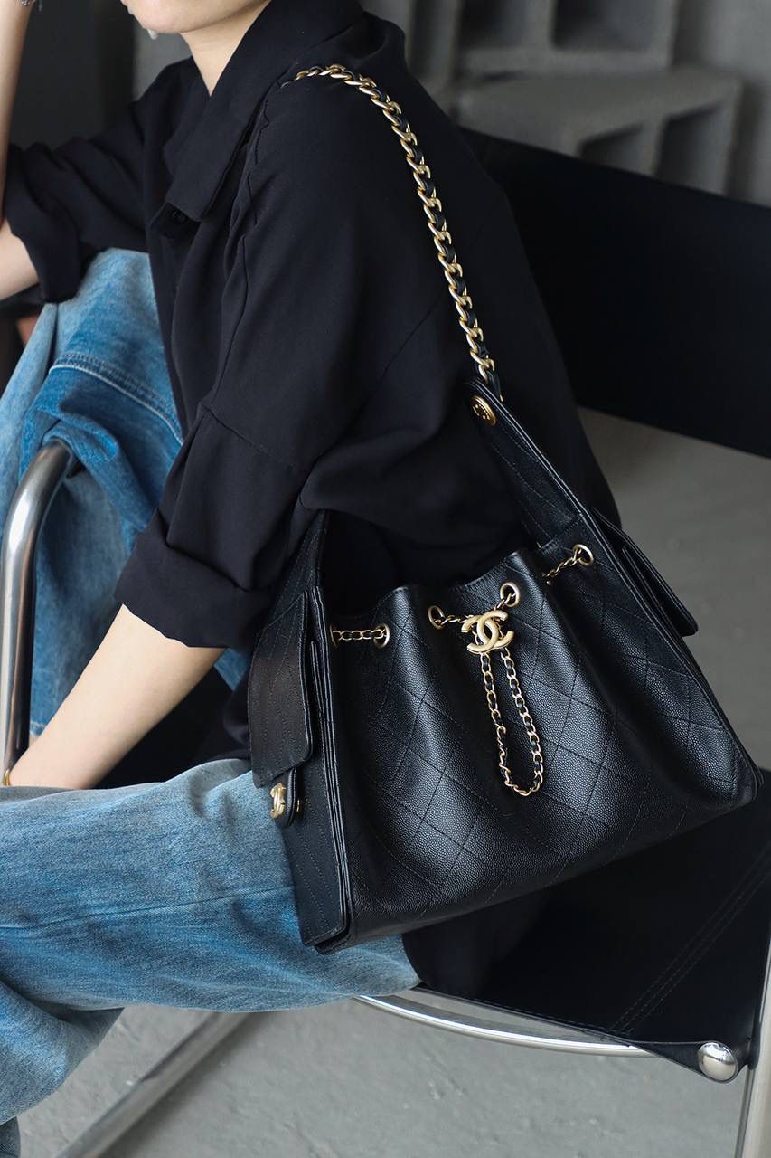 25BAG 嬉皮hobo小號鑒定版👜 一包一碼 支持全球鑒定查驗身份證原廠專G impala三只羊皮料過關清單資料可査詢 25C嬉皮包25bag，一經問世，便稱為本季的包王！ 25BAG的設計源於對自由與不羈精神的鬆弛感，融入當下流行的嬉皮風格，賦予包包自由、不羈的氣質！ 25bag熱度居高不下，成功躋身本季包王的寶座！ 五金：厚镀24k复古金 皮料：impala三只羊小球牛皮 尺寸：30*26*14cm