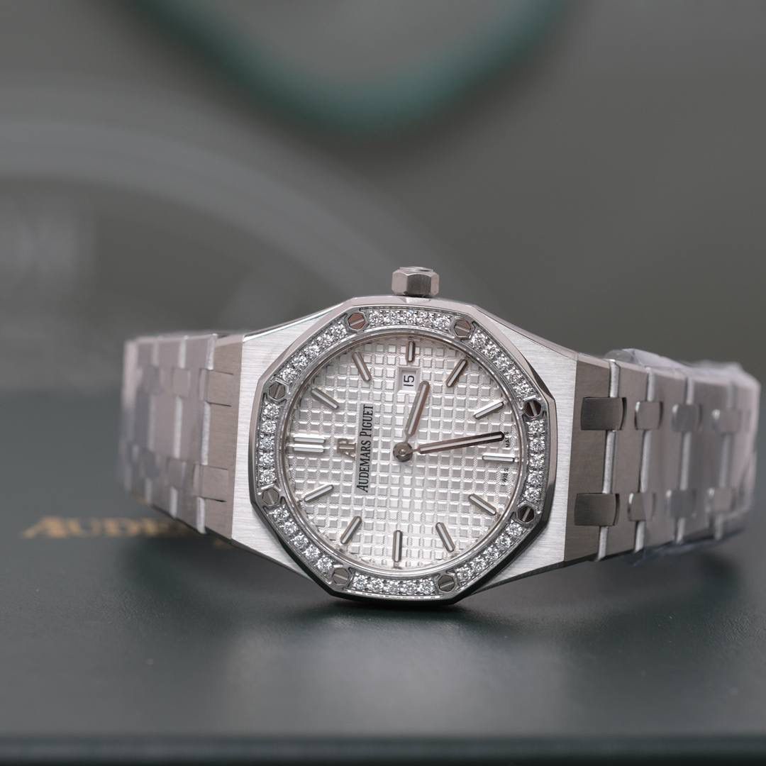 爱彼皇家橡树系列中的女士石英腕表，型号为67651ST.ZZ.1261ST.01。爱彼皇家橡树系列独有的八角形外观还拥有爱彼独特的设计风格也将女士优雅风格融入其中，深受女士们的爱戴，33毫米的尺寸，更符合国人手型，但也将爱彼独有的纯净美感与刚毅线条展现的淋漓尽致。 而镶满钻石的表圈也为佩戴的女士增添了更多的柔美跟闪烁，40颗明亮型切割合成钻 vvs级，火彩出众，总重约0.71克拉，搭载瑞士原装石英机芯、拥有实用的日历显示功能，蓝宝石玻璃镜面，超立体表盘，50米防水，7mm薄款设计，女士们佩戴起来不会显得沉重 货数量不多，吊打市场通货，配全套专柜包装，非市场那种矮小盒‼️💯😎