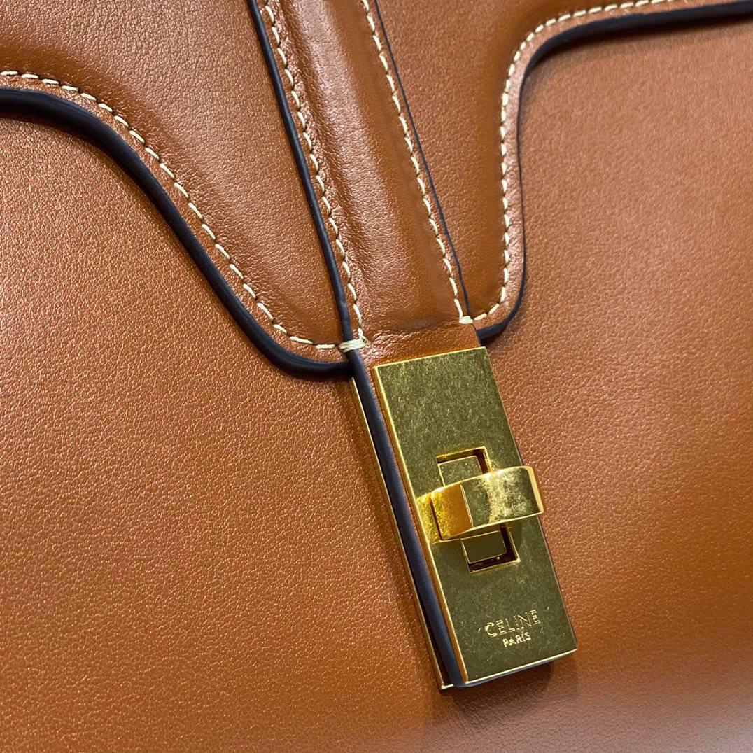 🔥大货实拍图 𝗖𝗘𝗟𝗜𝗡𝗘 ♥ 𝗧𝗘𝗘𝗡 𝗦𝗢𝗙𝗧 𝟭𝟲 创意总监HEDI SLIMANE创作的首款手袋16系列，柔软考究的小羊皮搭配标志性金属旋锁，别致优雅。型号：196853 尺寸：23*15*9cm