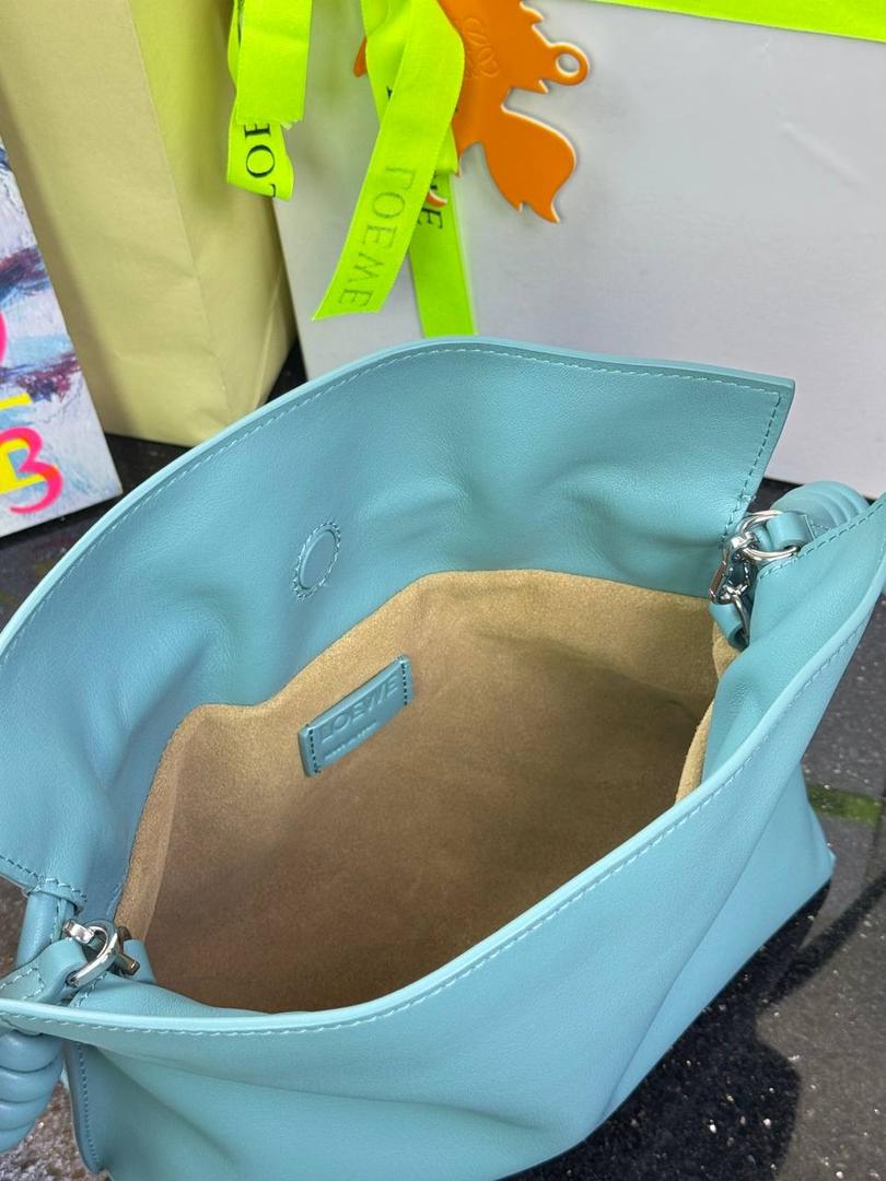 🎈全新升级—迷你烫金款𝙁𝙡𝙖𝙢𝙚𝙣𝙘𝙤出货啦✅ ❤️升级版福袋正面新增品牌烫金𝙇𝙤𝙜𝙤代替压印𝙇𝙤𝙜𝙤，肩带加宽同时增加两侧狗扣五金代替原本皮穿扣肩带，精致又便捷🥰 ❤️独家定制皮料五金，小牛皮皮质手感十分柔软且耐用，肩带🉑拆卸🉑调节，多种背法任你选择，容量超大，日常出行必备😍 ❤️独家品控，完全对版细节，全套礼盒🎁包装给你满满的仪式感🥰 迷你尺寸：𝟐𝟑 𝟗-𝟏𝟖-𝟗𝐜𝐦 款号：052030 水蓝色【配全套礼盒】