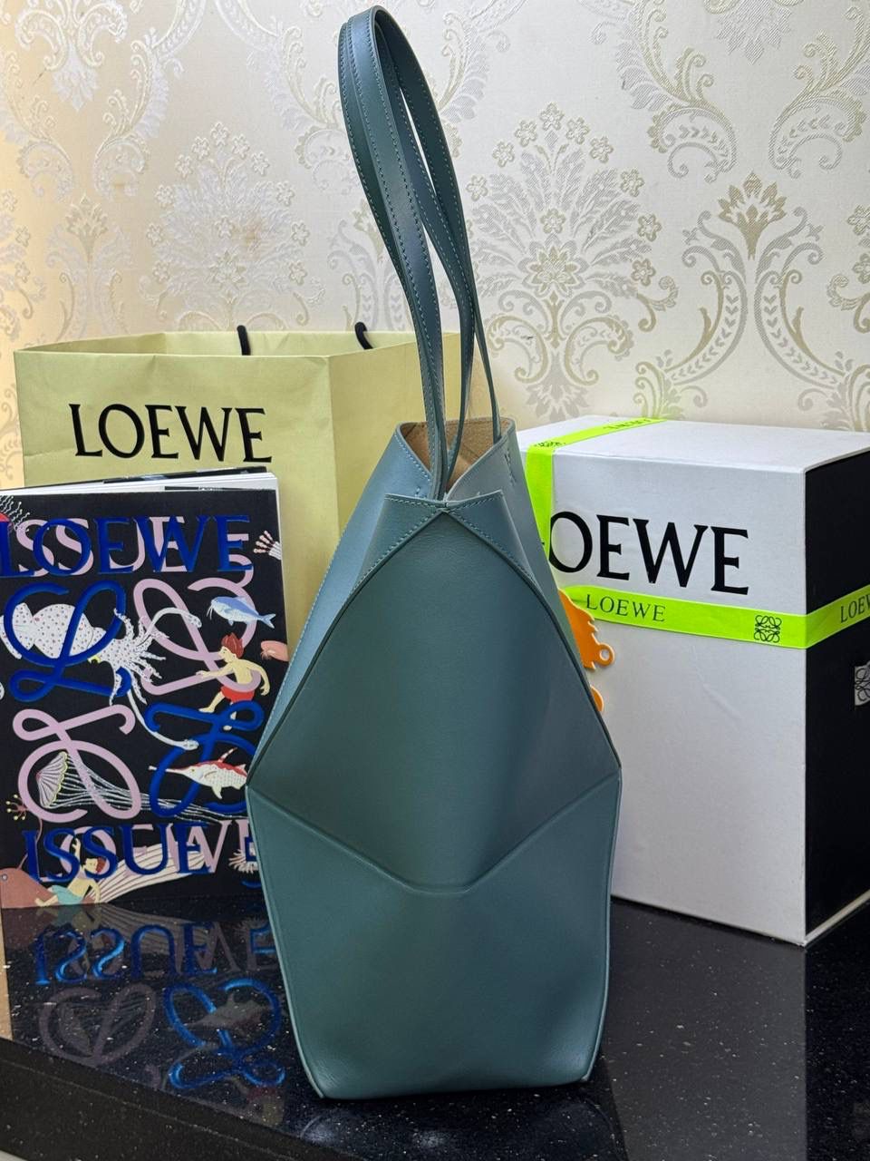 🎈*中号𝐏𝐮𝐳𝐳𝐥𝐞 𝐅𝐨𝐥𝐝折叠手袋👜*（香根草绿） ——全新【𝗡𝗘𝗪】升级‼️ 延续经典𝙋𝙪𝙯𝙯𝙡𝙚的标志性几何裁剪设计，新晋顶流🅰️𝙋𝙪𝙯𝙯𝙡𝙚 𝙁𝙤𝙡𝙚 𝙏𝙤𝙩𝙚以折纸包为灵感，升级成🉑完全折叠‼️的结构，立体与平面任意切换，出差旅行🧳必备单品。小牛皮材质轻且柔软，𝐌𝐢𝐧𝐢尺寸搭配一条可拆卸式肩带，手提，肩背，斜挎多样化背法✨ 尺寸：𝟐𝟓.𝟓-𝟏𝟒.𝟓-𝟑𝟏.𝟓𝐜𝐦 款号：052316