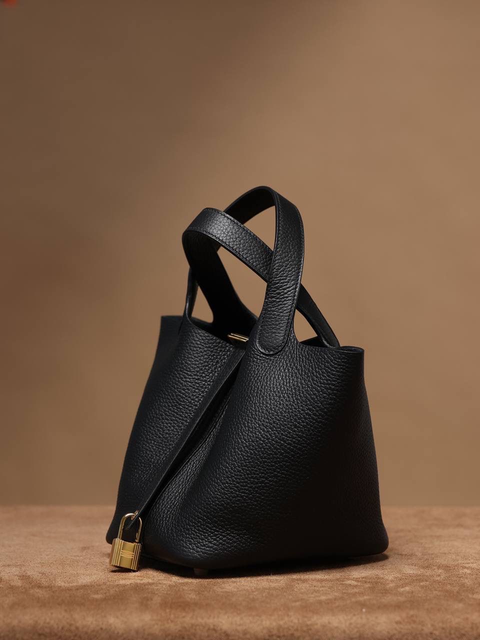 H菜篮子🧺✨ 黑色18cm金扣 独家渠道货！独家背景！高清实拍图！ 每个细节可放大看，全网天花板级别的菜篮子，独一无二的过验产品，每个细节都是对版的！ 纯手工制作、细工慢活、工匠精神雕刻的艺术精品！零售后，包满意！ 尺寸：18 X 19 X 13.5cm