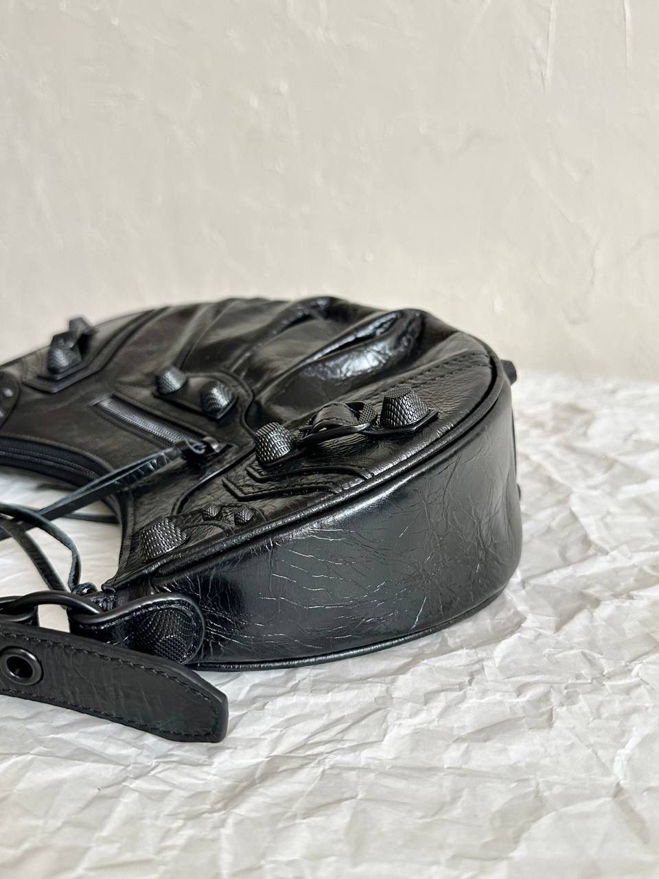 🖤油蜡皮黑枪S/33cm Le Cagole半月包饺子包机车包 Wuhu！！让我重拾就对机车包的爱 半月弧形的包身，保留了软踏踏的皮料感 还有叮叮咚咚的流苏小钱包挂饰 最最让我欢喜的是多了面♥️小镜子！ 全方位细节拿捏住了～👌🏻 xs小号：26×16×10cm671309m s中号：33×16×8.4cm671307m