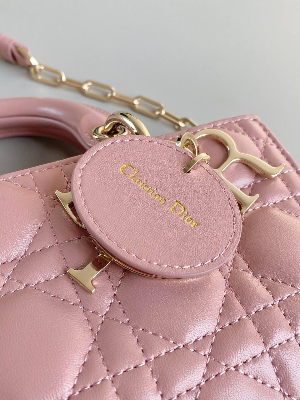 玫瑰粉小号🎀 𝗗𝗶𝗼𝗿 𝗗-𝗝𝗼𝘆 𝗯𝗮𝗴羊皮2023款 时尚果然就是轮回，回归了一把中古戴妃😍🌟 长方包形，短链条➕细长肩带直接封神！！ 复古时髦感超强，真是什么场合都可以把住 绝对是lady中的天花板了，强势出圈啦姐妹们 22.5×12×5.5cm