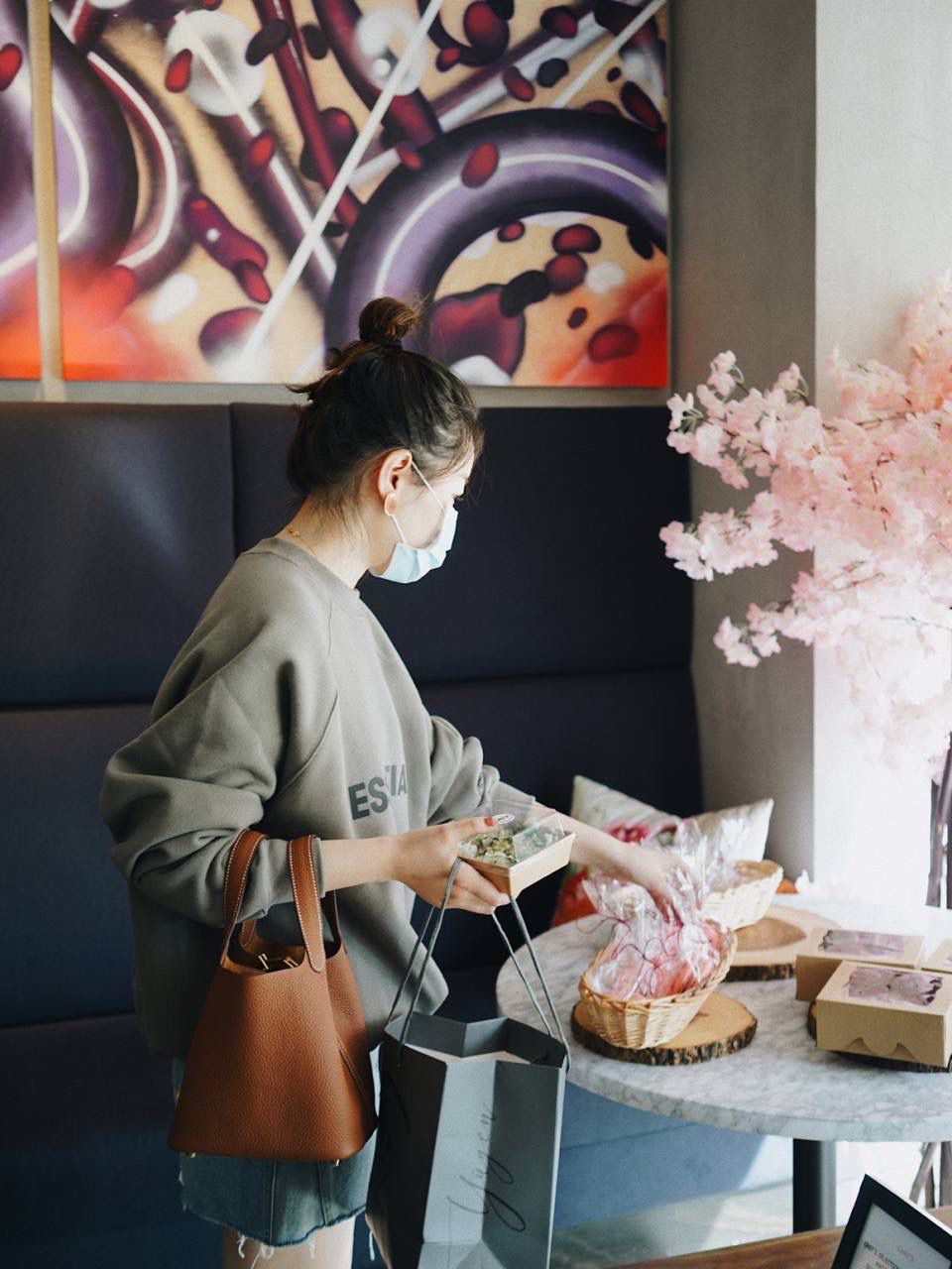 H菜篮子🧺✨ 金棕18cm银扣 独家渠道货！独家背景！高清实拍图！ 每个细节可放大看，全网天花板级别的菜篮子，独一无二的过验产品，每个细节都是对版的！ 纯手工制作、细工慢活、工匠精神雕刻的艺术精品！零售后，包满意！奢侈品中的精品之作！💯 尺寸：18 X 19 X 13.5cm