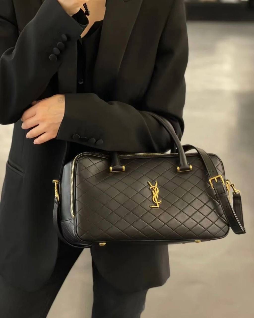 仅剩少量❗️ ys1 liya保龄球行李包🎳👛 为数不多的可以手拎的通勤包 容量超级大，喜欢大包的姐妹不要错过 双拉链大分区，里面还有小隔层 功能性实用性都照顾到 我真的很喜欢他们家扁平的菱形衔缝线 清冷和酷飒感一下就出来 你别说，这只保龄球还挺学院风哈～ 31×16×13cm766785m