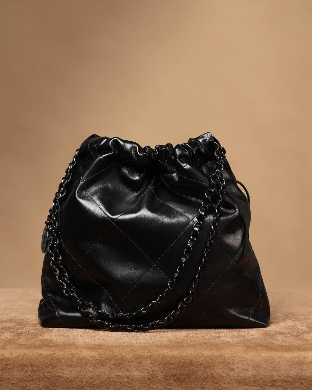 小香2022主打的爆款 22 bag已经火爆全网全球👜 我们简称“垃圾袋”，确实有点像垃圾袋 不过实用🧐 我们只做渠道货 我们只做原厂皮独家渠道货 唯一对版的渠道货 22bag 黑色黑字小号🖤 尺寸：35 X 37 X 7cm