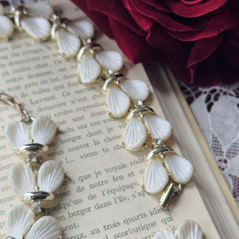 Vintage 1960s Pearlised Shell Shape Lucite Plastic Jewelry Set - Necklace, Bracelet and Clip Earrings (MT2127)