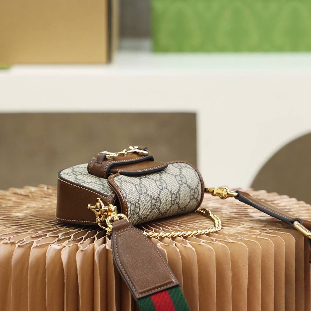 𝐇𝐨𝐫𝐬𝐞𝐛𝐢𝐭 𝟏𝟗𝟓𝟓 𝐒𝐮𝐩𝐞𝐫 𝐌𝐢𝐧𝐢 #699760#原厂皮 YY#600 ▪️尺寸：12*9*4cm▪️ 超迷你小废包小可爱𝟭𝟵𝟱𝟱家族新成员， 超香定律一眼被种草了，大火的𝐇𝐨𝐫𝐬𝐞𝐛𝐢𝐭家族推出小废话超迷你的造型，在设计上颜值也是走心了，没有任何马虎的设计元素，拥有两条可拆卸的肩带，随意凹小可爱，容量确实不大，但是足以满足装可爱就够了！💕💕