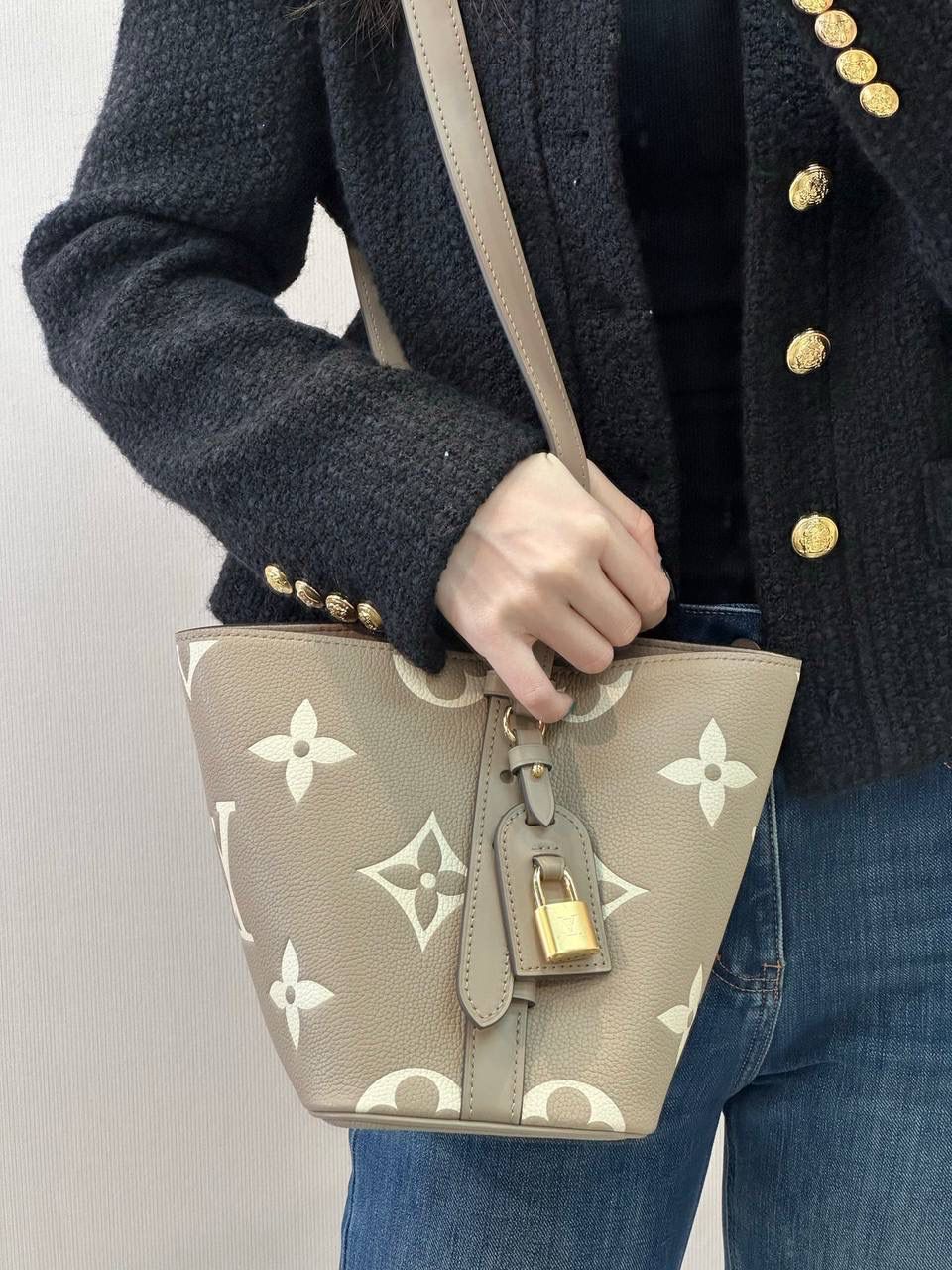 LV ALL IN BB大象灰👜✨ 来看包型的变化 自身的功能真的非常吸引人！ 首先包包自身本来就有4种的形态随你变换！！ 蝴蝶结你想放在哪儿都能给你设计明白，allin就是容量足够大，出门旅行你想拿什么都能给你装好！！ 简单的水桶包型，把包身两侧的挂钩连起来，还可以 get一只“菜篮子” 前后再捏起来，它还可以变成一只可爱的小福袋， 真的好神奇！😍😍