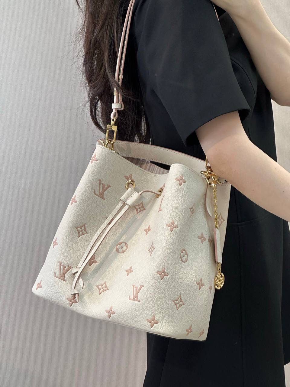 LV Neonoe 水桶包｜本季新款 💕 说到 LV 水桶包，Neonoe 一定是人气王！第一眼就被这个奶油粉打中 💗 不是那种甜腻粉，是带一点灰调的莫兰迪粉， 高级又温柔，春夏背真的很加分～ 黄皮姐妹也完全 OK 👍