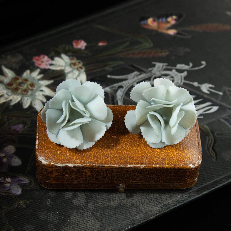Mid-Century New Old Stock Plastic Flower stud Earrings (AC219)