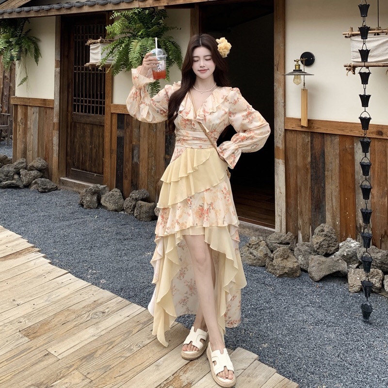 B11(8717) 法式度假风碎花糖果袖拼接斜层荷叶前短后长黄连身裙