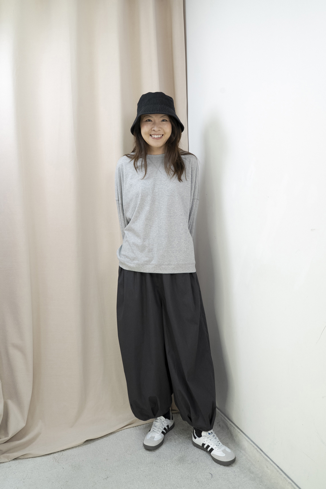 輕軟薄倒三角造型明線上衣（淺灰色）