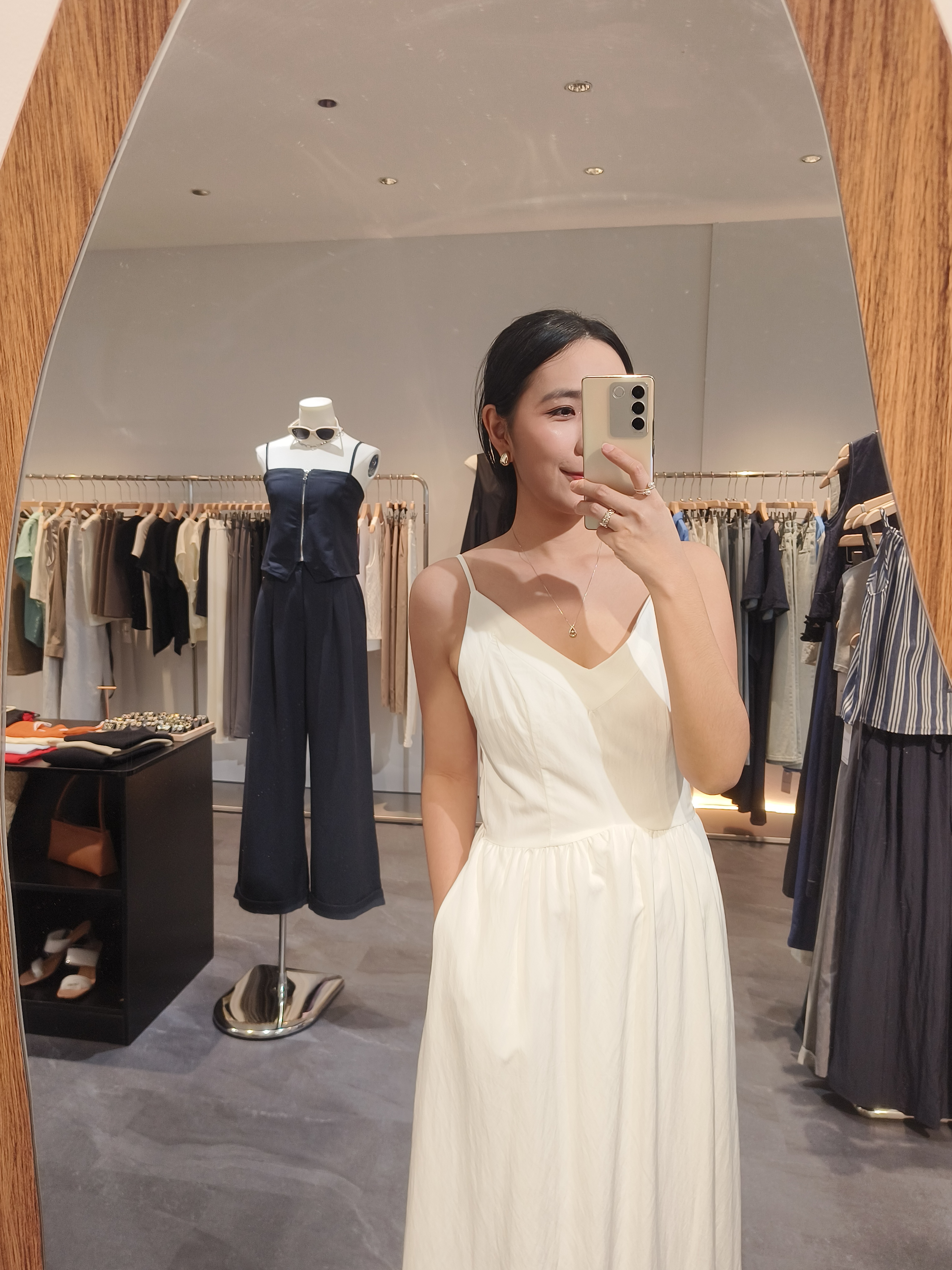 白色简约吊带连衣裙