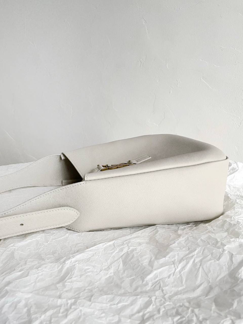 【已更新最新细节⚠️】 ys1 hobo bag腋下包小号 白金🤍 我和你们说，这只包看着普普通通 但是上身是真的很好看！ 第一次看到他们家有这种慵懒的腋下包 整个包都是柔软的原厂胎牛皮 又轻容量又大，真的很～～好背 这只包的灵魂在于圆滚滚中又有型 市场很多做得太挺括硬朗，那种货打咩啊❌ ZP开发⚠️全套包装哦～ 23×22×8.5cm713938m