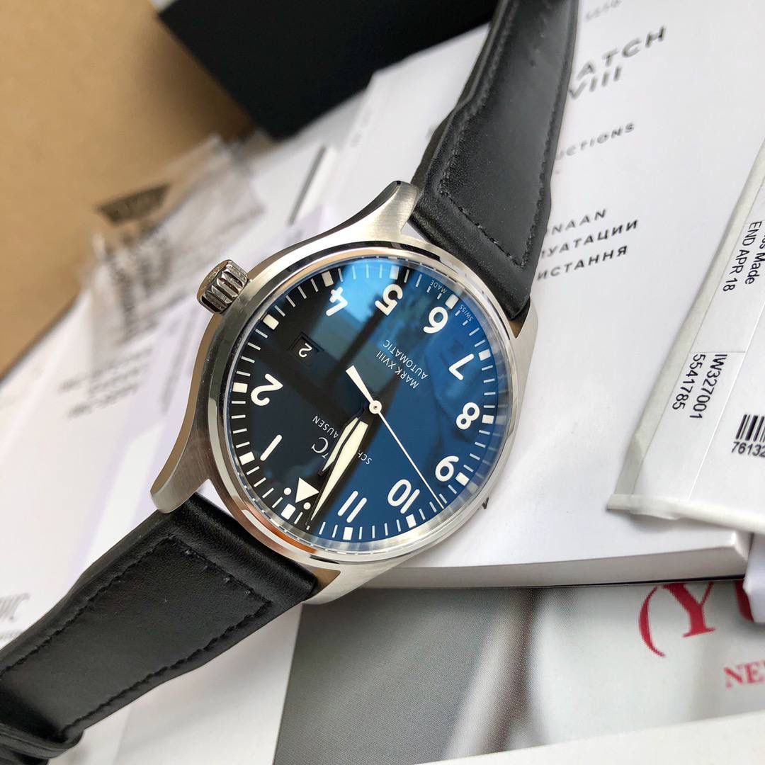 硬货首发，市场独家！IW327001，316L精钢材质，非凡工艺，让小厂知难而退！万国飞行员马克十八传承腕表，采用原装瑞士ETA王牌机芯w-300,40mm表径，全数字刻度超强夜光，双面防反光凸状蓝宝石玻璃表镜。独家渠道进口意大利SANTONI牛皮，一条牛皮成本相当于市场一般牛皮的几倍，在很多细节的把控上都已达到行业顶级，且多项可为标杆，整表细节一丝不苟。 原装价格3W余，一般人均可轻松驾驭，此款万国飞行员腕表视为万国经典款型，任何场景着装均适合佩戴，可谓百搭神器。全套包装出货