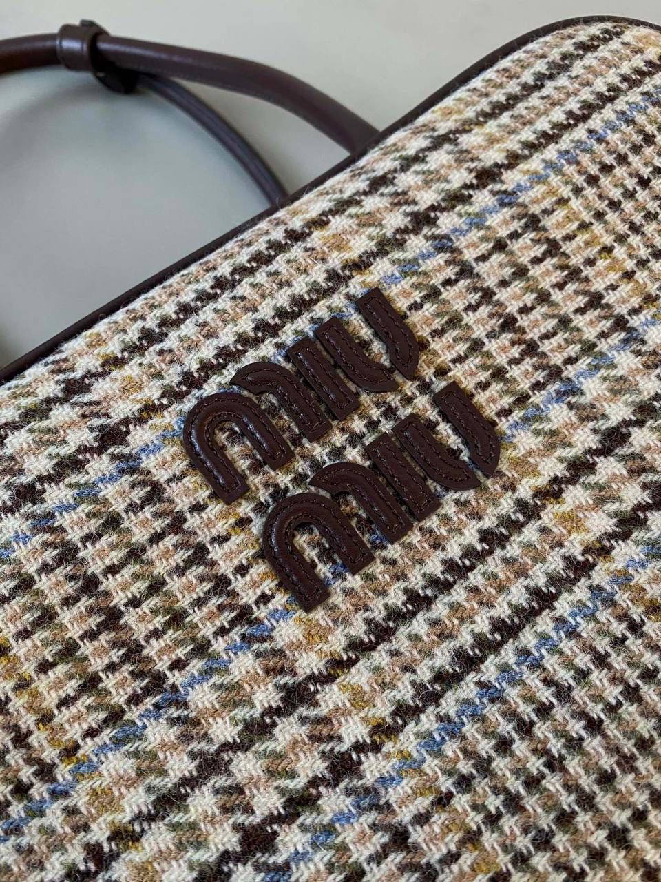 🈶可可棕·格子呢 𝗠𝗶𝘂𝗠𝗶𝘂公文包 | 大爆款 百年经典千鸟格👀康康谁还没有 爱上miu的快乐，就是不断创新 不断惊喜 公文包造型从纯色到拼皮 帆布 麂皮再到千鸟格 每一版都能打 能爆，真的杀疯了 34×23×10cm，#F0020m