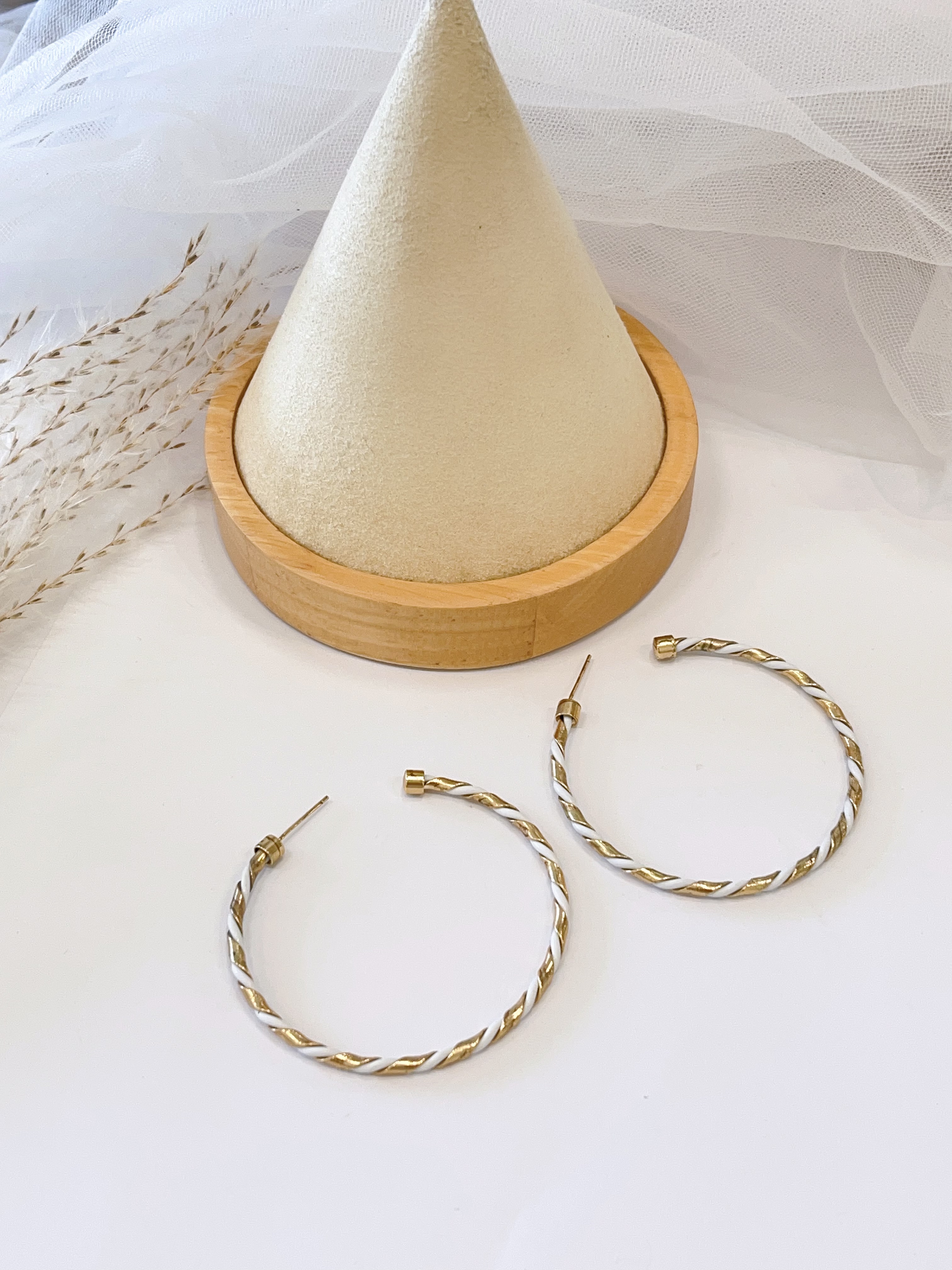 金白双色麻花C字耳环