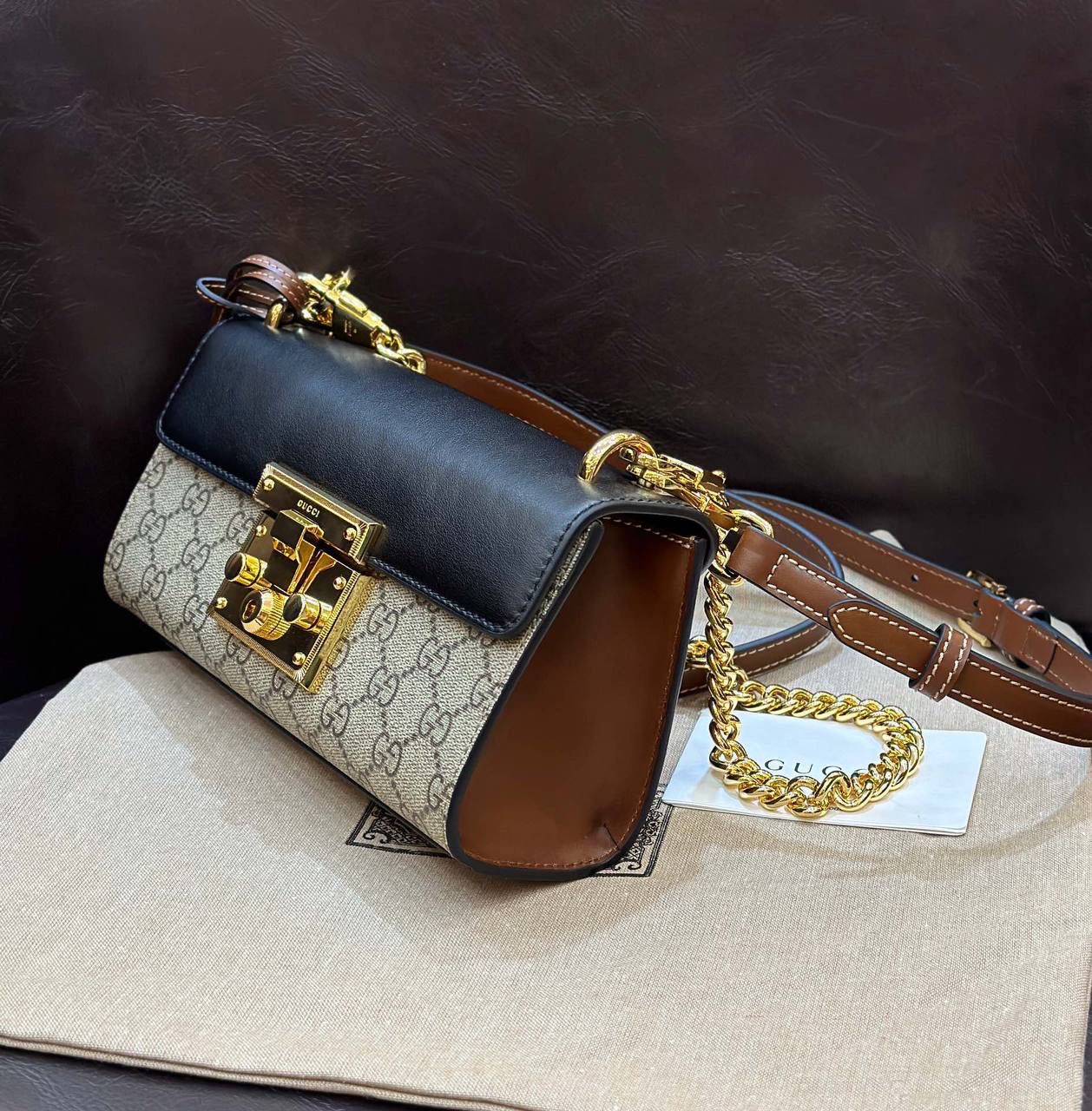 🔥𝐏𝐚𝐝𝐥𝐨𝐜𝐤 月光宝盒# ▫型号：735103 ▫️尺寸：22*11.5*7.5cm 👑经典之王𝙥𝙖𝙙𝙡𝙤𝙘𝙠又出新成员啦，标志性的小锁扣作为主打，保留了原样貌的设计‼️采用原厂黑棕牛皮➕G花面料 三合一的色彩尽显小女人气质的一款包。横版内存空间更大、各自好用、单肩/手挽/斜挎等。钢制耐磨五金，细节都源于正板打造。非常减龄哦！容量也足够日常外出必备小物件！788590