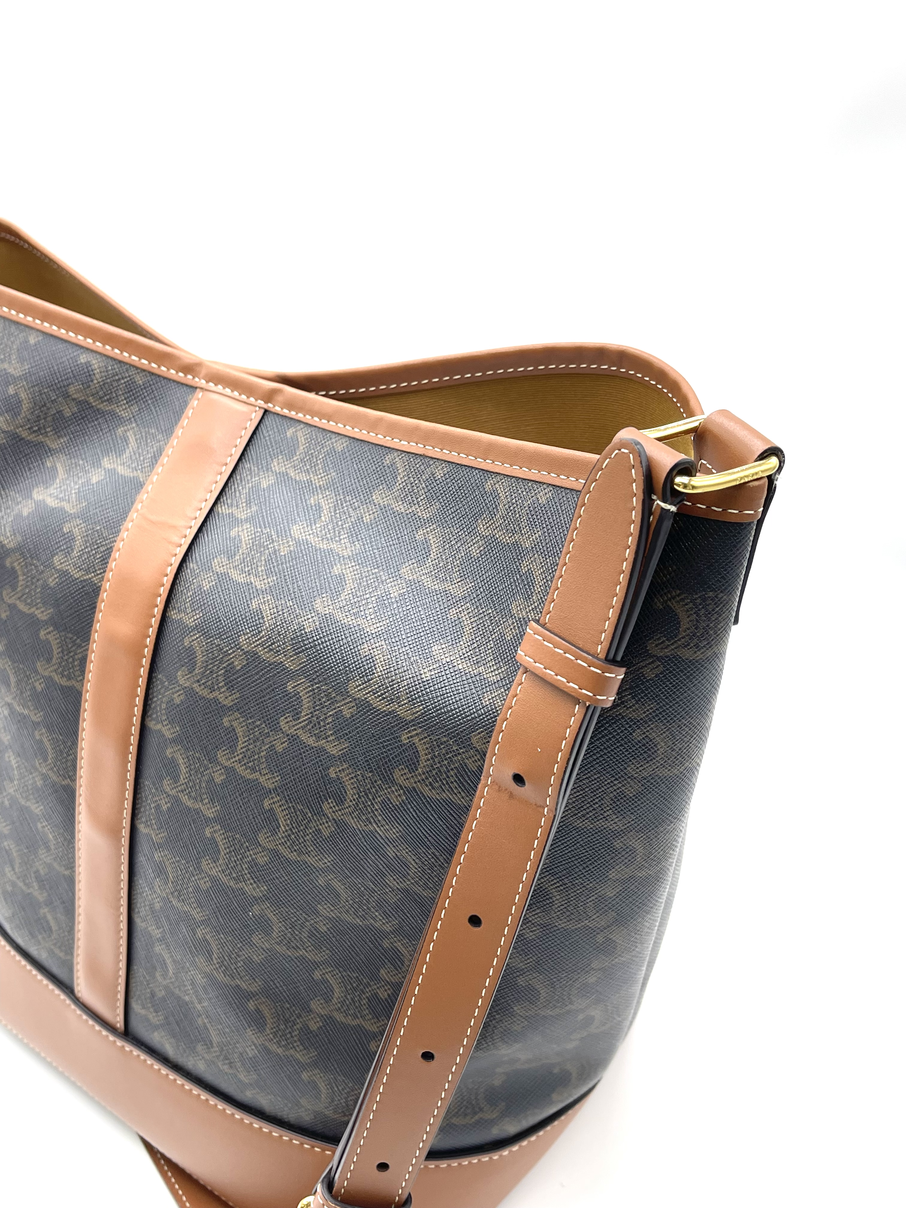 Pre-owned CELINE Medium Triomphe Bucket Bag / Product Code: 26031416