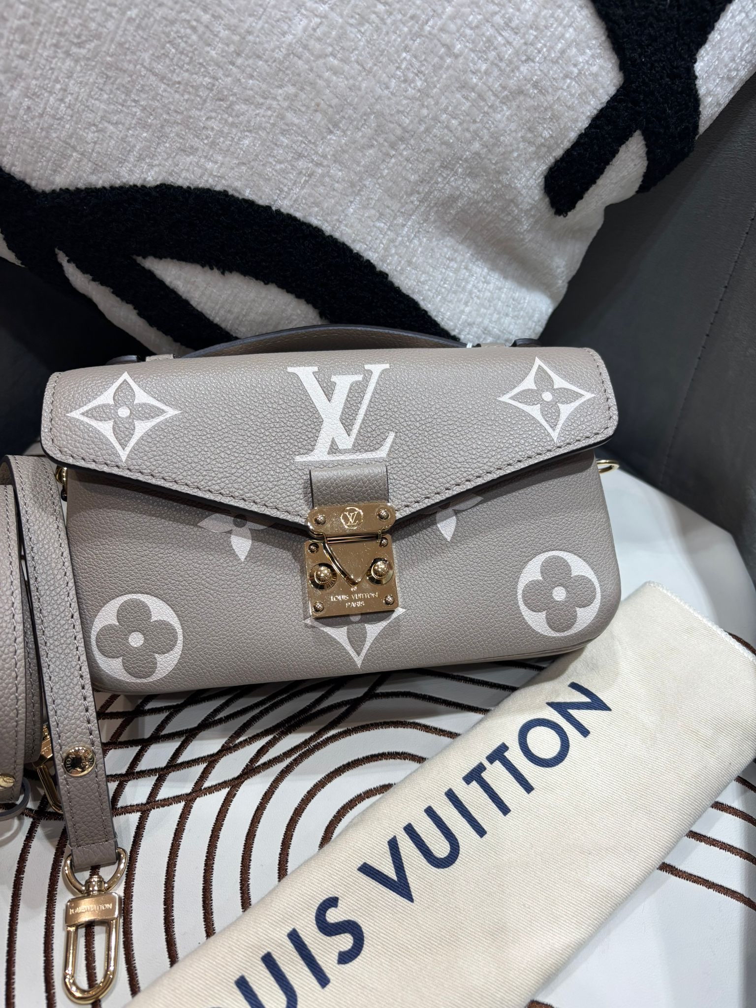 Lv Metis east west Calfskin 100%Authentic,98%new ✅dust bag  