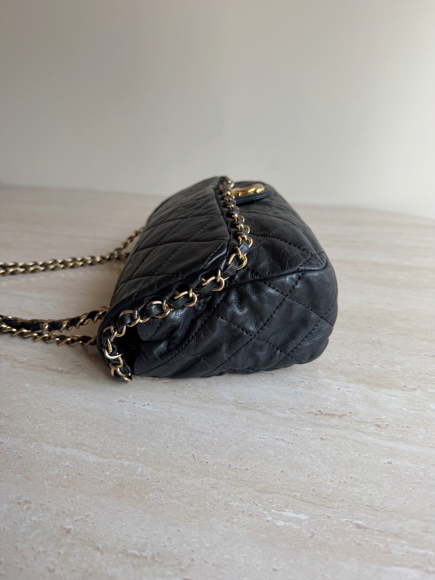 【預訂貨品】Chanel黑金滾邊牛皮腋下包 