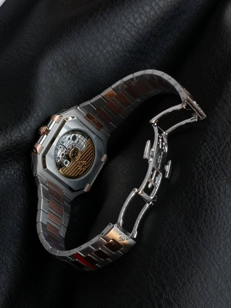 百达翡丽 方形 新系列CUBITUS 5821腕表 亮点特色：1️⃣机芯:搭载定制9015改Cal.26-330 SC一体机，调时不停秒，调时不停秒，摆轮位置均与正品一致，自动上链机芯。2️⃣钢带:316L定制级人体工程学表带，新扣款式。3️⃣表壳:尺寸45毫米厚度仅8.3mm，为表壳对角线长度(即10点位至4点位),因为表壳近似于方形，上下边的宽度会小于这一数值，所以视觉效果并不是很大。 搭配上，5821属于运动风格腕表，日常搭配正装和休闲风格也可以。