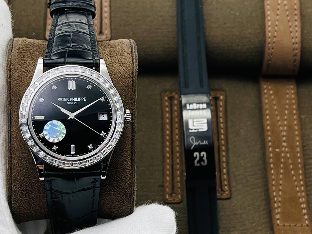 百达.翡丽Patek Philippe古典系列——PP.5298P腕表！ 【精彩细节】腕表尺寸38mmX9mm 薄而有质 1.表壳慢工出细活，极致打磨，独家还原出正品的完美比例和特有质感。 2.刻度，指针采用最新的贵金属电镀技术加持，效果更佳出彩！ 3.“锅盖型”微凸蓝宝表镜，版型与正品一致，效果通透，辨时清晰。【引领一体机时代】采用定制版Cal.324一体机——更薄，更稳，更像。 【表带】经典意大利小牛皮表带，纹路清晰，质感上乘。针式表扣打磨齐整光亮，通用原装无压力。