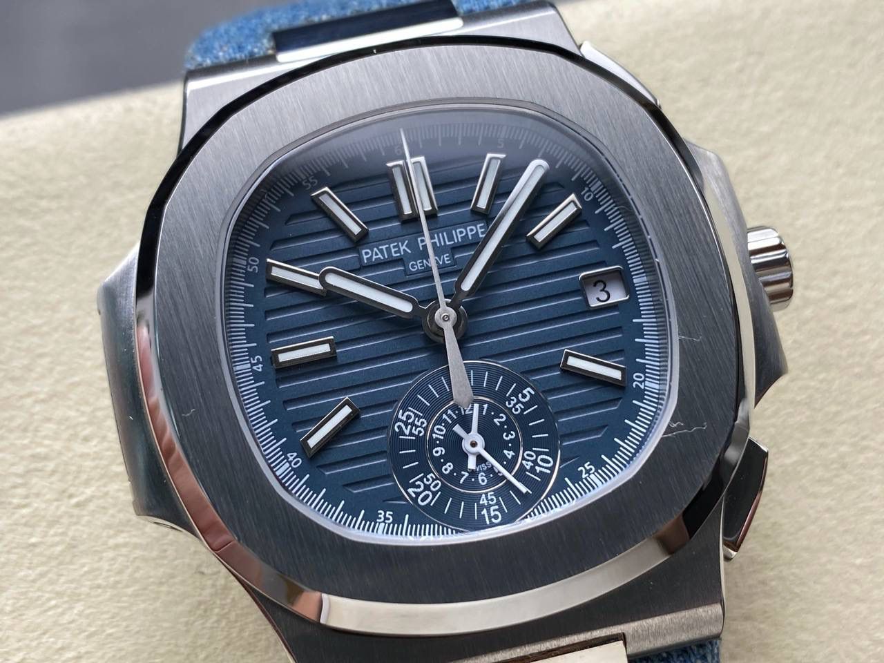 V2版真功能🌐真小秒！3K工厂 百达翡丽鹦鹉螺5980/1A-014多功能计时腕表V2版本，真小秒、真功能！【表壳】腕表尺寸40.5毫米，同正品一致的枕型表壳采用正面拉丝，侧面抛光的两种工艺组合，层次感分明，质感十足。尽显精湛工艺。【表带】采用原装表带一比一量身打造，每节表带的中央抛光部位，都能呈现钻石的形状，尽显高级质感。【机芯】3K厂采用定制版PP.CH28-520机芯，完美还原正品，时分秒，日期，和计时大秒功能。3K匠心之作，欢迎各位表友品鉴🌐
