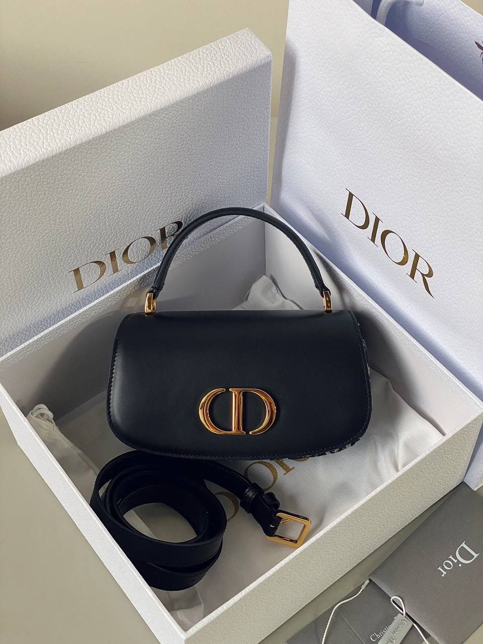 🈶 老花蓝小号 💙 Dior Top Handle 蒙田30 ✨ 蒙田系列大家都懂的啦～真的从来没有让人失望过 😍 光滑小牛皮拼老花，经典到不行，怎么背都好看 ✨ 包身圆圆鼓鼓的超可爱 🥹💕 重点是实用性也很强，容量很 OK 👍 📏 尺寸：19 × 9 × 8 cm