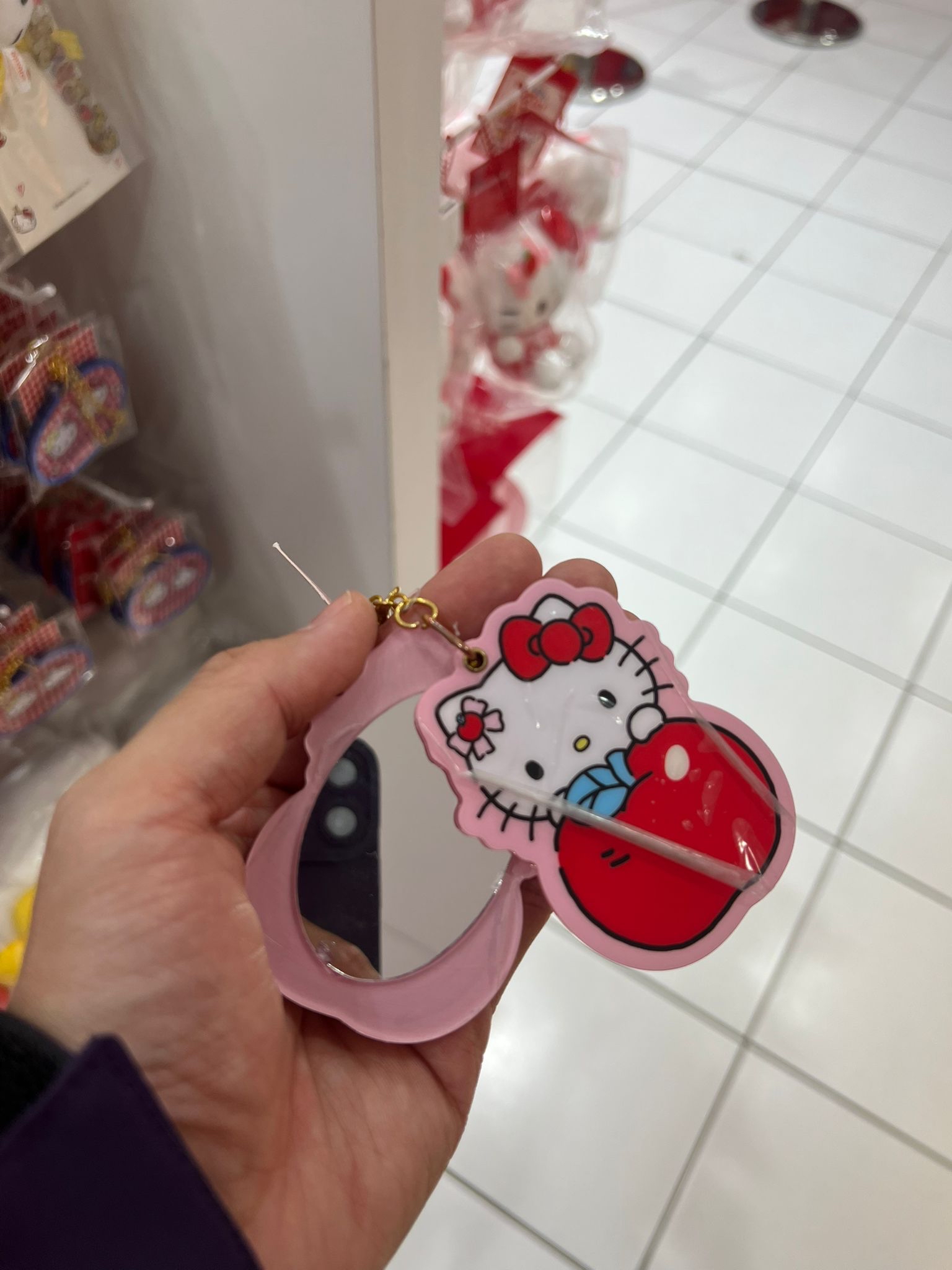 Hello Kitty Apple Cafe 鎖匙扣連鏡