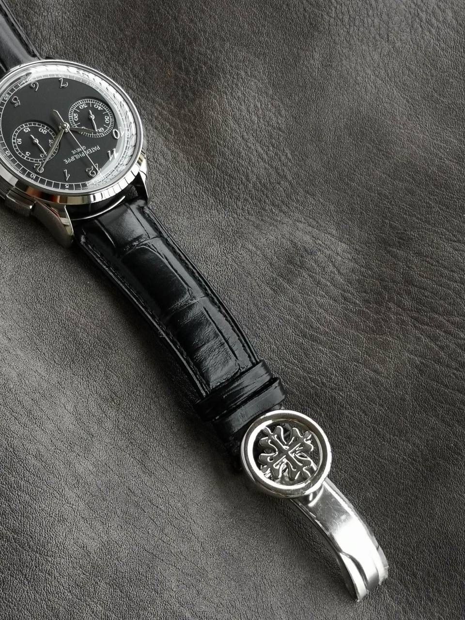 百达翡丽复杂功能时计5170G多功能腕表，堪称腕表精品当中的精品！😍✨🔥 腕表直径为42毫米，作为一款男士腕表，它的表盘大小适中。为我们奉上对称的美感，整个表盘的布局大方得体，包括了如此之多的功能的同时，又不会让人觉得繁杂。 机芯采用了7750机芯完美还原正品诸多功能，提供了强大的时间衡量功能。意大利牛皮表带，专属的灯笼扣，任何季节，任何场所，任何职业人均适合佩戴，让手腕佩戴得更舒适，让气质绽放。此款腕表具有30米防水功能，满足大众日常生活，休闲度假必备腕表。 百达翡丽5170G可以说是腕表中的精品，功能方面的巧妙构思，外观上的合理布局，以及优越的机芯性能，无一不体现出百达翡丽的独特设计，一件经典的艺术品，一件完美的收藏品。