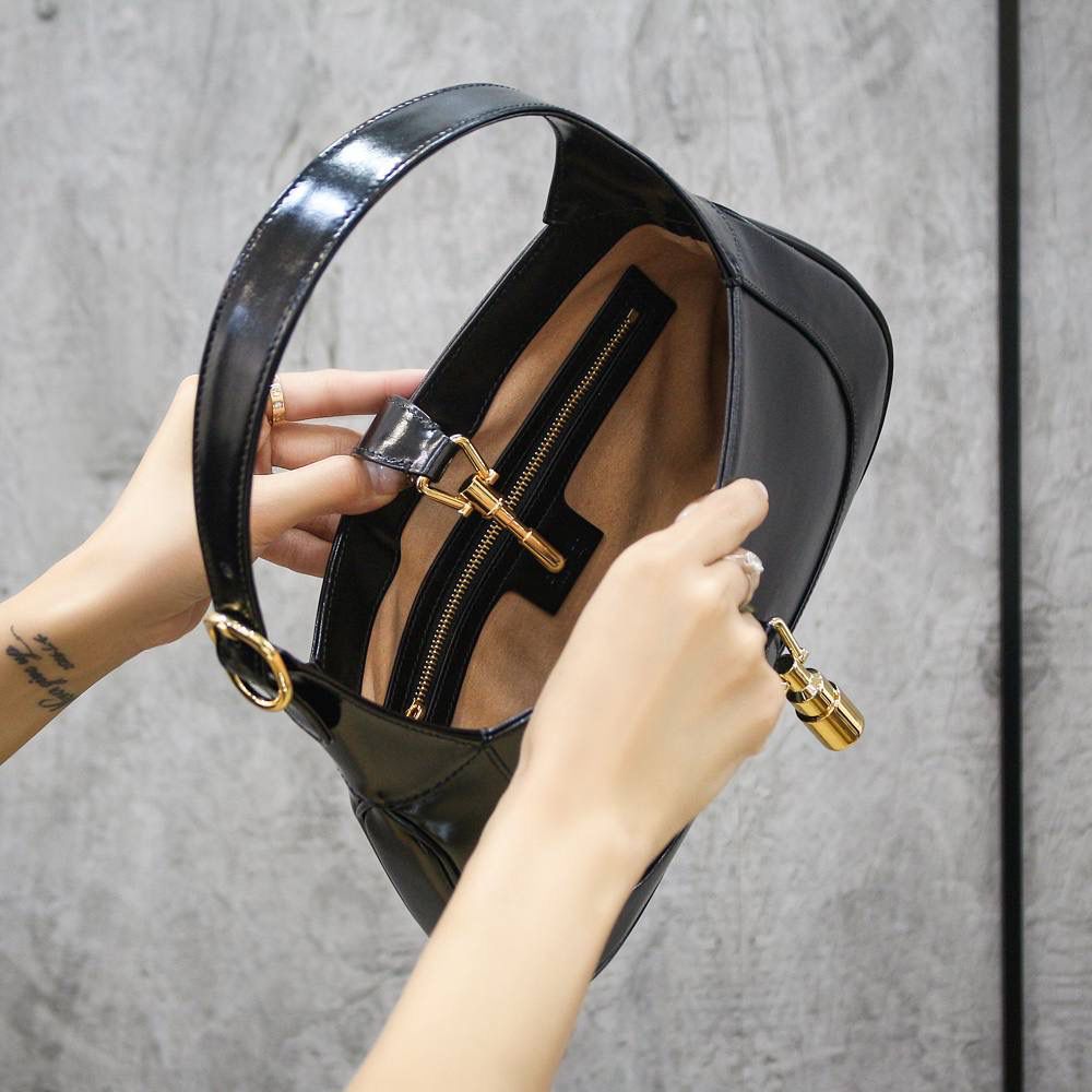 𝕁𝕒𝕔𝕜𝕚𝕖 1961小号系列 #636709#原厂皮 ✅尺寸：27.5*19*4cm 经典1961系列著作，在新世纪的以复古元素重新亮相，本季的1961不仅演绎出60年代的复古元素，更是搭配新世纪的潮流时尚风味，搭配长肩带的设计，全皮的面料让整个包看上去更加大气，低调而高档的造型，俘虏了不少女人的购买欲，不得不夸一下，它更适合低调的人群，不仅低调且高档！🔥🔥