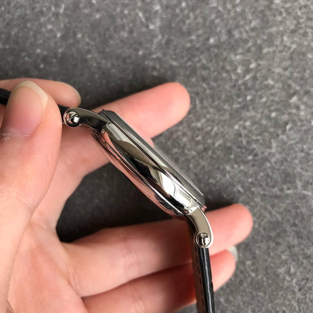 百达翡丽古典5153系列⚜️ 腕表尺寸38mmX10mm 1.表壳打磨：为了追求正品温润如玉的效果，ZF制表师精磨细造，慢工出细活。 2.防尘盖与壳体的衔接机制，有媲美带正品一样的清脆手感。 3.刻度和指针，采用最新的贵金属电镀工艺处理，效果更上一层楼。 4.“锅盖型”微凸蓝宝表镜，版型与正品一致，效果通透，辨时清晰。 5.贵金属钢印立体规范，清晰生动！ 【引领一体机时代】采用定制版Cal.324一体机——更薄，更稳，更像。最重要的是仿真度直线上升了。 【表带】经典意大利小牛皮表带，纹路清晰，质感好。搭配圈市面最顶级的百达翡丽灯笼表扣，通用原装无压力。