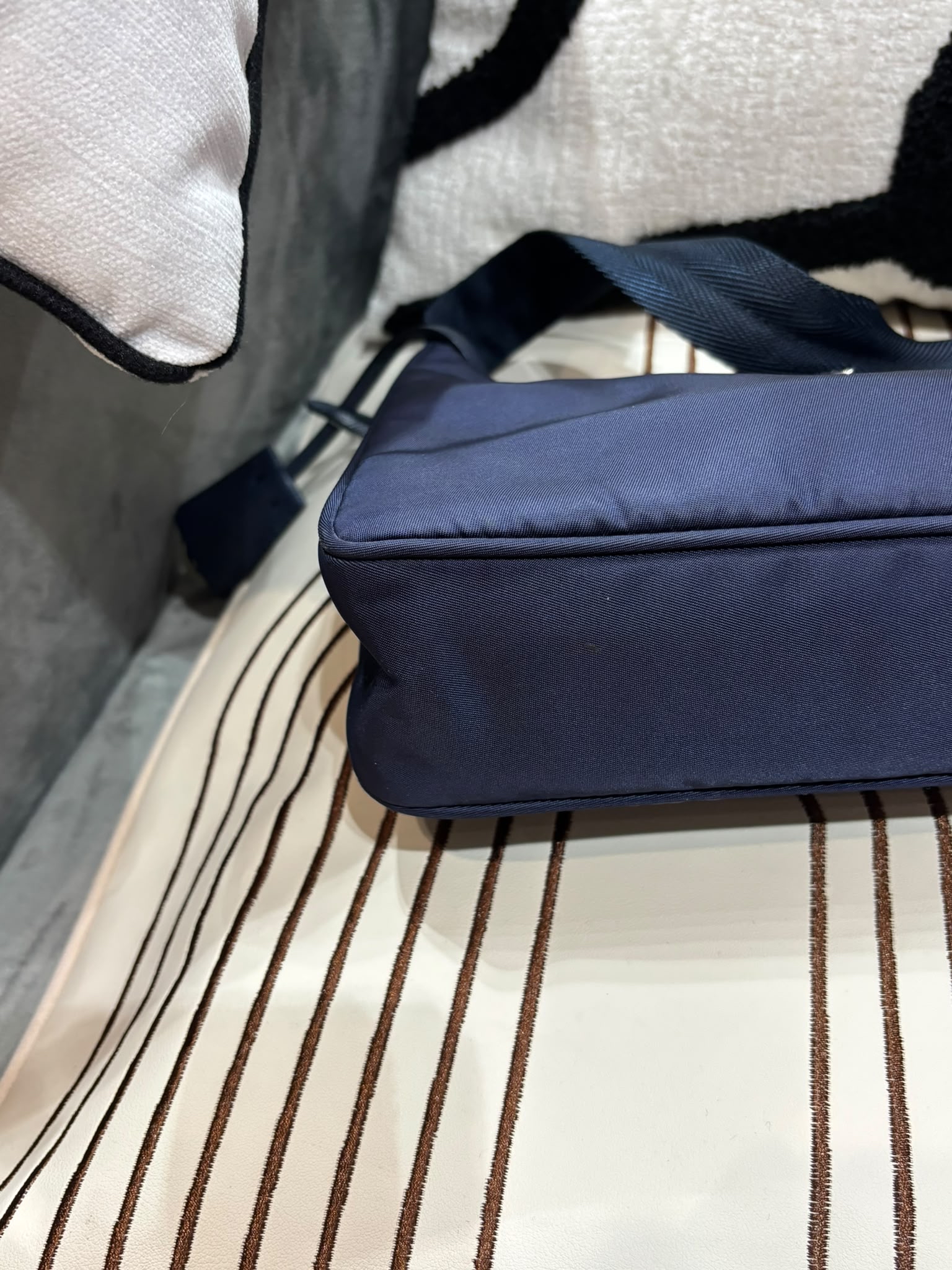 Prada re-edition 2000 re-Nylon Hobo Bag Navy 100%Authentic, 95%New