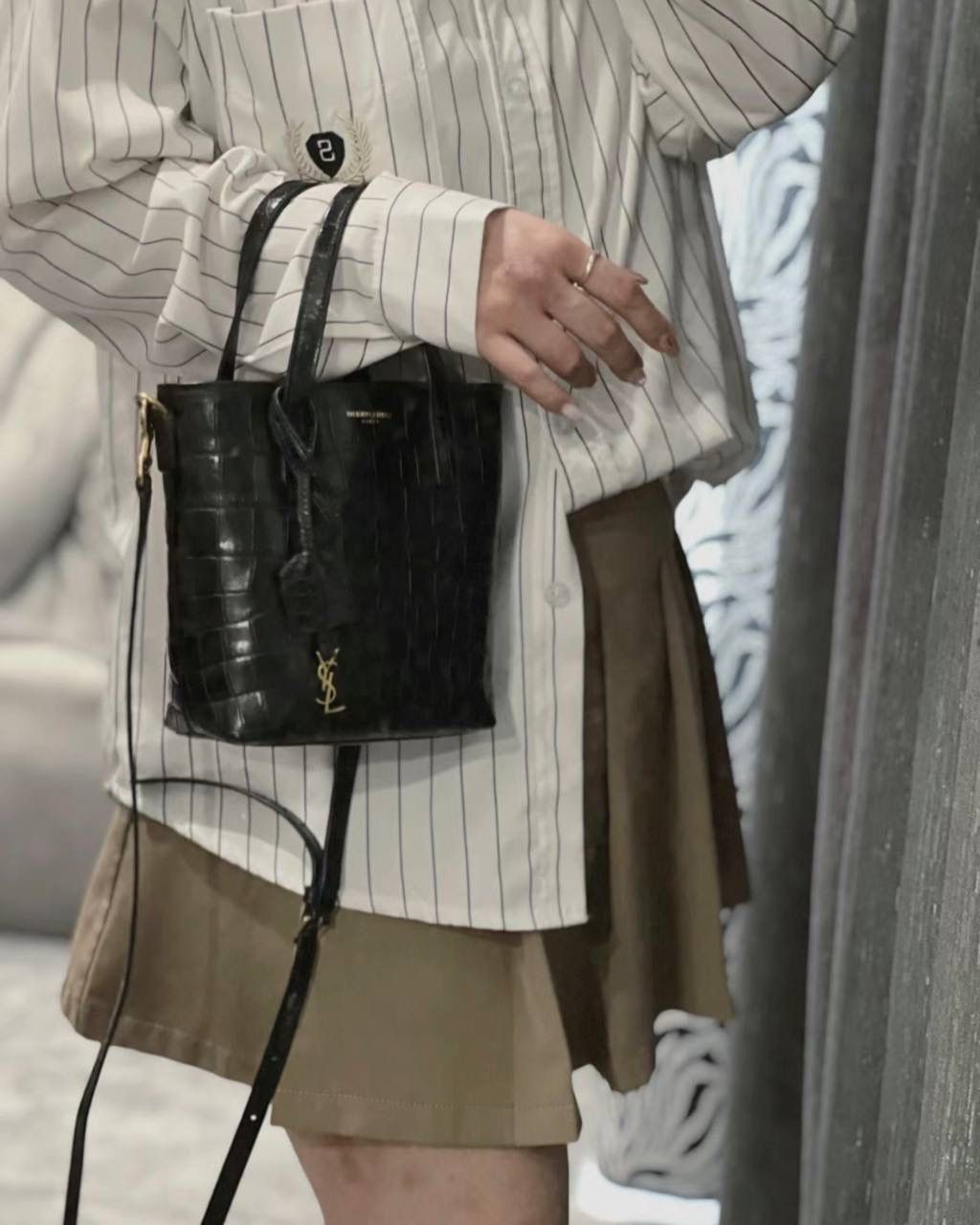 ys1 mini tote鳄鱼纹🐊 这只包在mini包中一定有它的一席之地 第一，它包身够小够可爱 第二，它容量够大够能装 第三，它鳄鱼纹压纹够抗造 就冲这三点，几乎没有哪个小可爱能打得过它 小手提➕可拆卸肩带的设计在实背性上也更出挑 没有槽点的小可爱，我超爱！！ 必须zp开发的啦，相似度看对比图！ 质量就请放心的交给我们哈！ 鳄鱼纹：18×17×8cm712367m