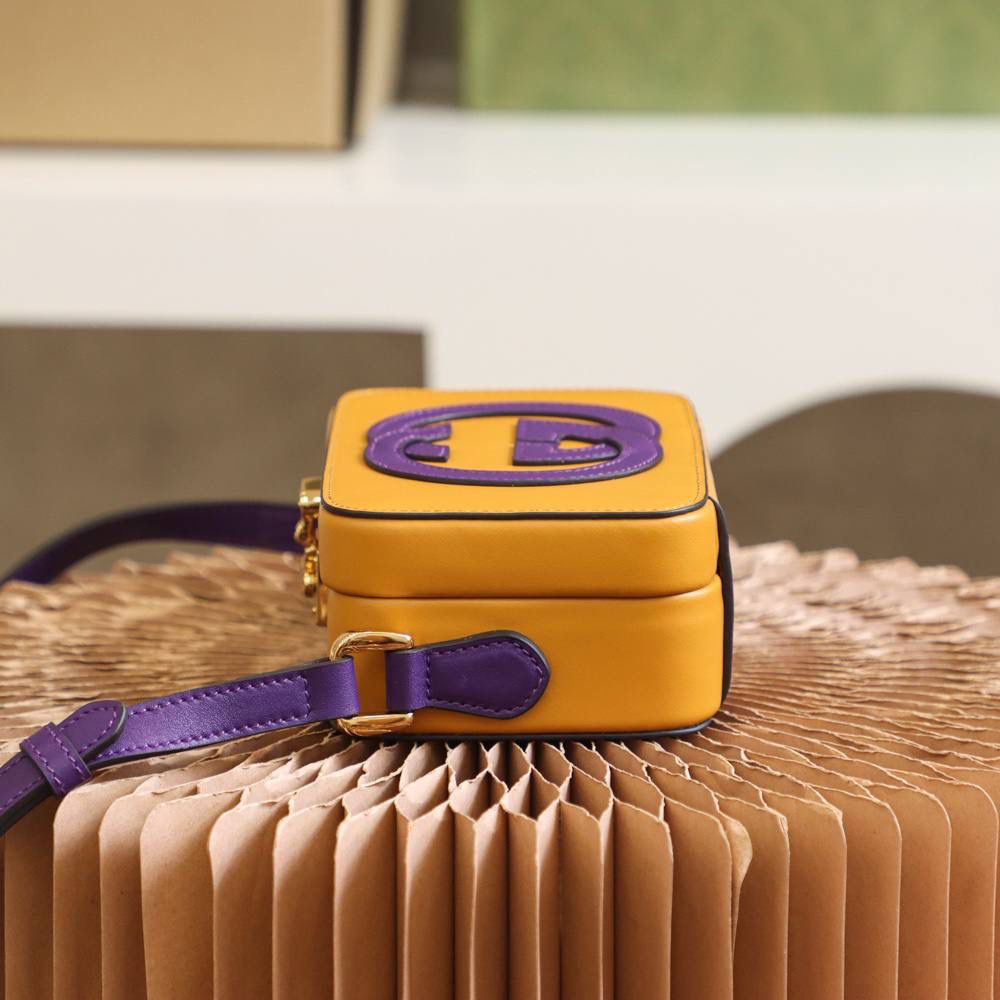 ▪️ 𝙂𝙂盒子包 高级感撞色设计#658230#▪️ ✔️尺寸：17*10*5.5cm 小古新品𝙂𝙂撞色设计盒子包， 这一届的新品太让人眼前一亮了， 撞色的设计搭配盒子包造型， 自带可爱少女气息，竟然附带一丝复古元素！ 盒子包造型搭配经典的𝙋𝙖𝙙𝙡𝙤𝙘𝙠系列锁扣， 可爱的元素搭配经典的搭配融合得恰好！🌈爱了，双𝙂增添了当代时尚格调！