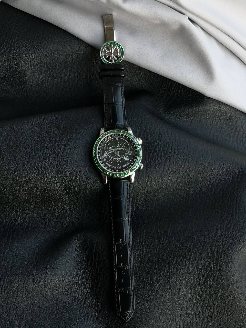 百达翡丽PP-6104G 日内瓦苍穹系列 市场顶级复刻神作震撼来袭！ 搭载原装进口miyota全自动机械机芯改制Cla.240机芯，搭配原装珍珠18K金自动锤，走时精准稳定，性能媲美正品；表圈镶嵌45颗璀璨宝石，表扣点缀28颗珍稀晶石，光影流转间尽显奢华质感；微拱形防眩目处理表镜，折射效果立体通透，让表盘细节清晰可见，质感再升一级💯💯