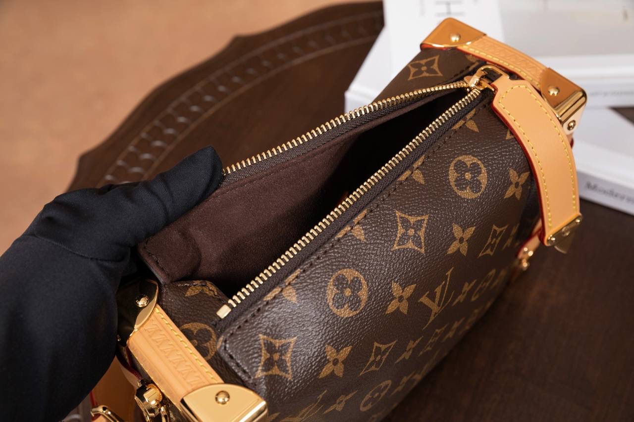 LV SIDE TRUNK🎀 用的是 A+ 级全钢五金，结实又耐用，拿在手上很有分量感，看起来就很 luxe。再配上 进口高弹面料，摸起来舒服，还有一点点光泽感，整体很时尚💖 包装是 全套包装，感觉真的很有档次，送人或自己用都很可以～ 中号：尺寸 21 × 14 × 6cm 小号：尺寸 18 x 12.5 x 8cm 大小刚刚好，小巧但很实用，出门背超方便💯👍 不管是材质、设计还是包装，都看得出很用心，走的是 质感路线。 这款包就是那种：低调但很有品味，越看越喜欢的类型～👜✨