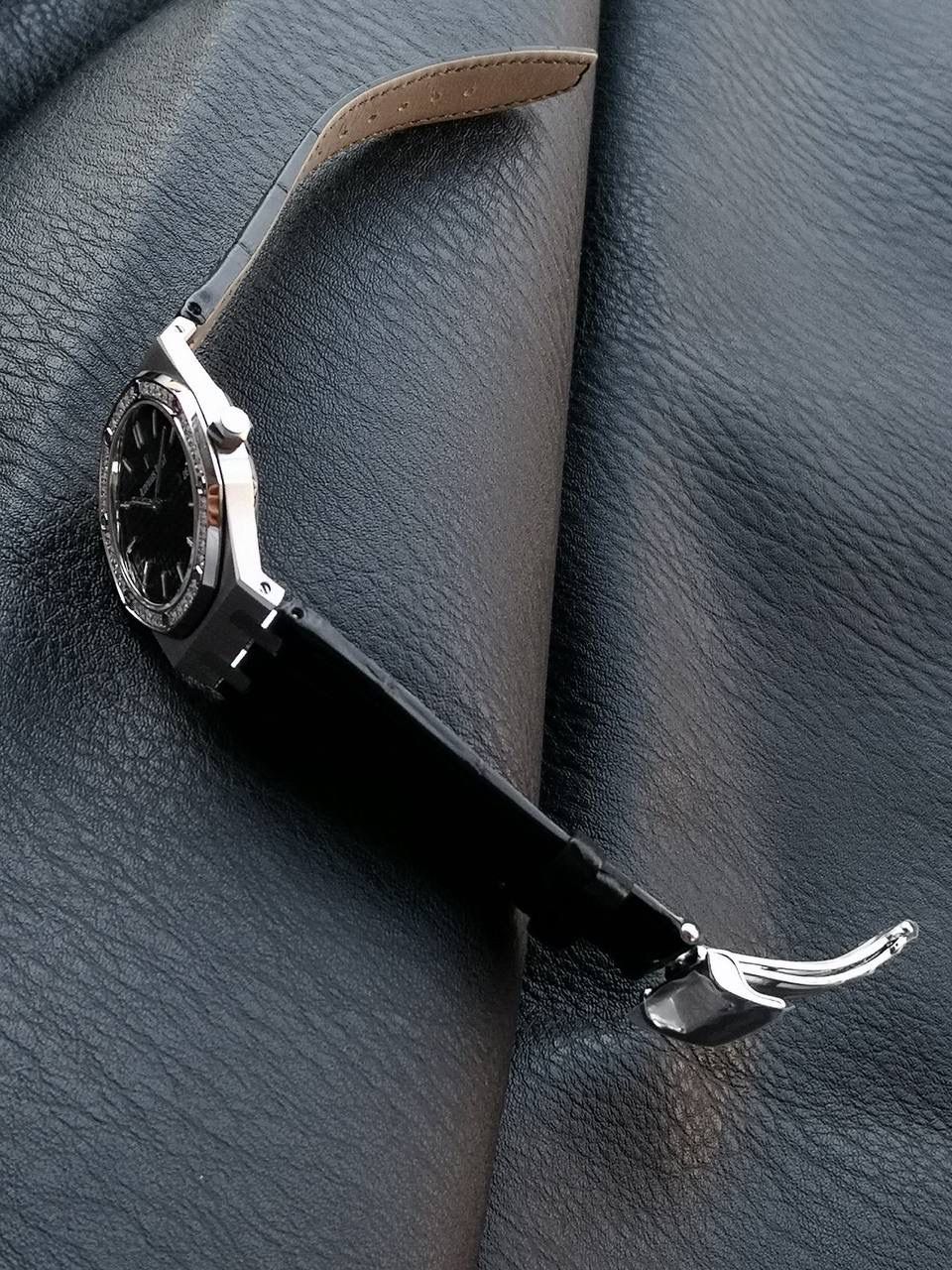 🚀爱彼皇家橡树系列不惜成本镶嵌世界最顶级的120切面施华洛顶级锆石，每一颗都攥刻有swarovski zirconia（用放大镜可看到，行业唯一一家），Swarovski zirconia是全球首款合成立方氧化锆，完全符合首屈一指的国际钻石评级权威GIA在评定钻石切割等级的综合标准，凭借无可比拟的璀璨光芒，可媲美钻石！整体效果已无限接近正品！可谓用心良苦，超高性价比带来的正品即视感为之点赞‼️ SWAROVSKI ZIRCONIA是全球首款合成立方氧化锆完全符合首屈一指的国际钻石评级权威，美国宝石协会(Gemological Institute of America，简称GIA)在评定钻石切割等级的综合标准。