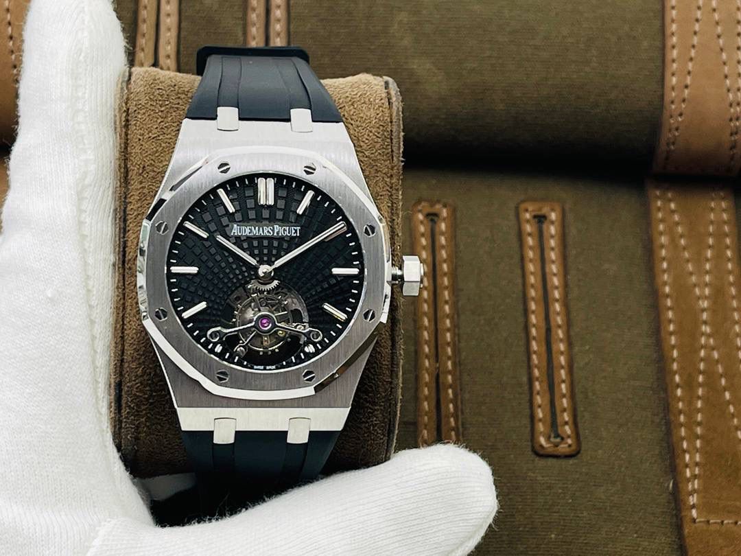 爱彼A P皇家橡树陀飞轮精品腕表 升级细节🔥 1⃣️独家订制Cal.2924机芯，动力储存68小时！ 2⃣️腕表依旧保留的八角形表圈、标志性的六角形螺丝以及经典表带！ 3⃣️皇家橡树系列超薄陀飞轮腕表在经典的“Tapsisserie”格纹上进行再度创新，形成了新的格纹“Tapisserie Evolutive”！熟悉又陌生的表盘格纹装饰带来全新观感，成为这款腕表的点睛之笔。 4⃣️表壳直径为41毫米，厚度为11.2毫米！