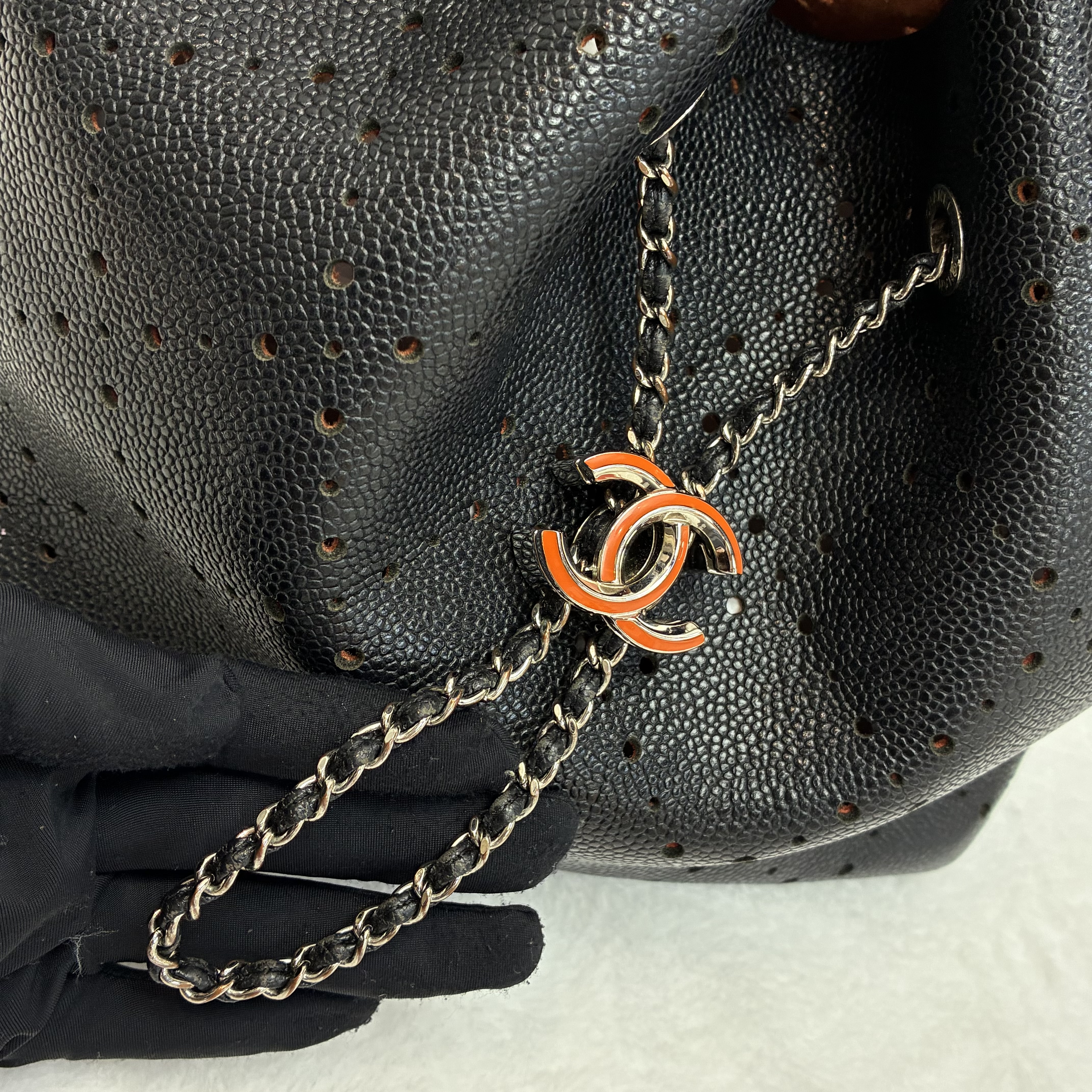 Chanel CC Drawstring Bucket Bag Perforated Caviar 黑色穿孔魚子醬皮革抽繩水桶包