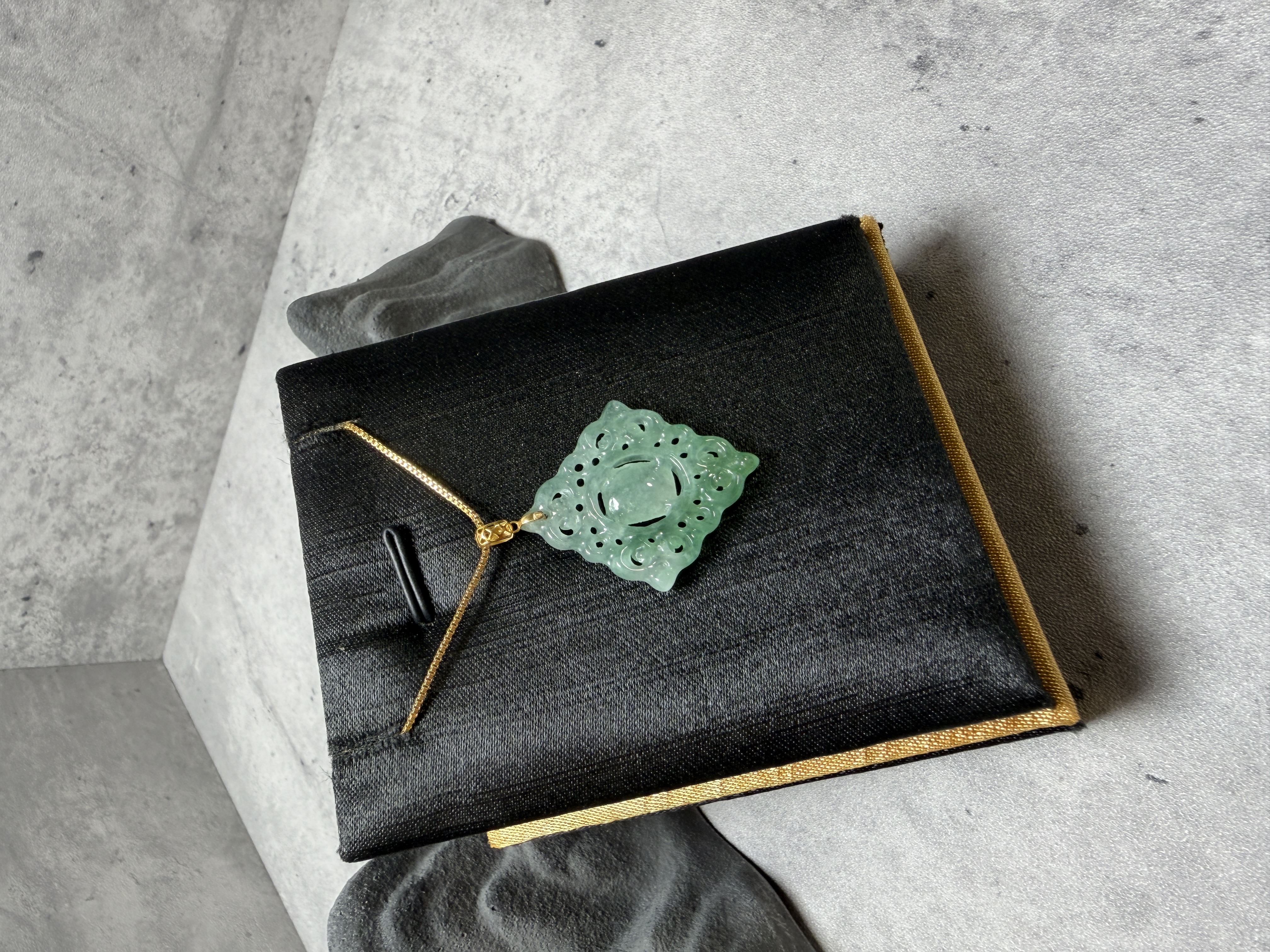 龍紋鏤空翡翠18K吊墜