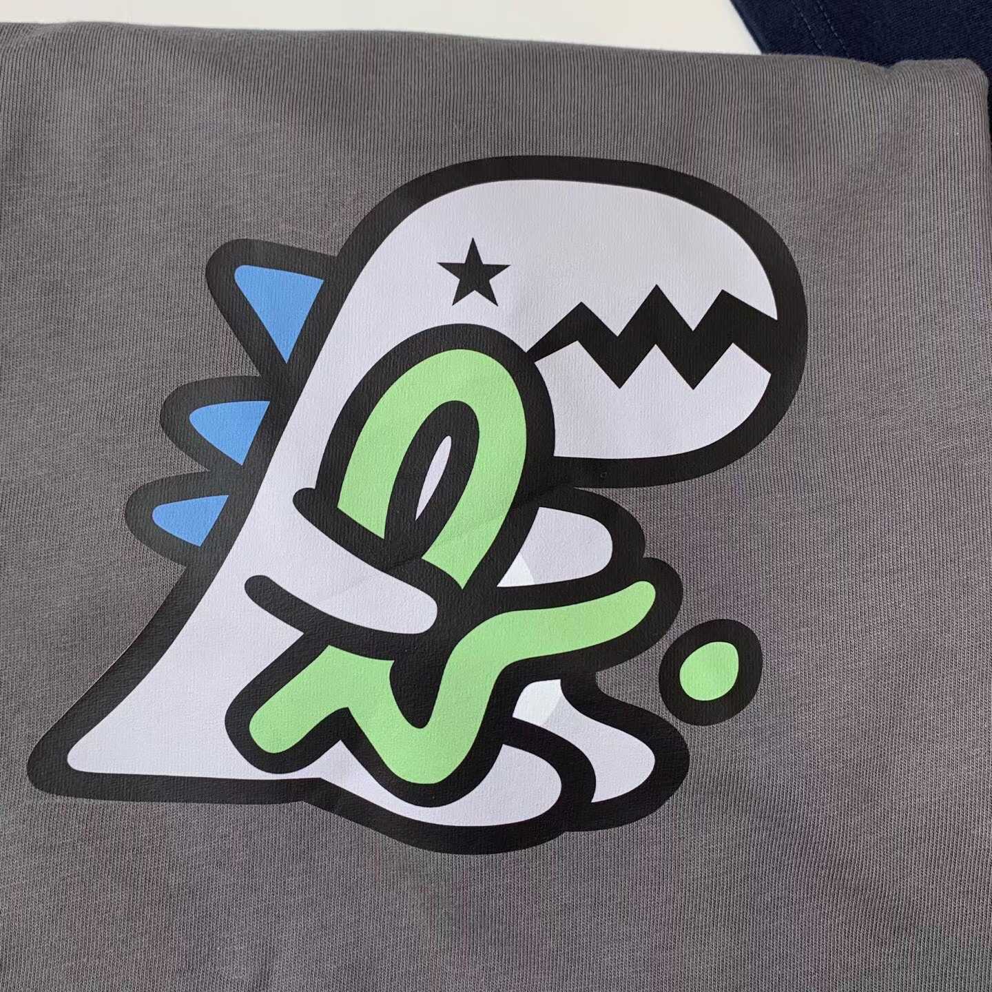 預訂 agnès b. HUGGING DINO短袖Tee [貨號26A421]