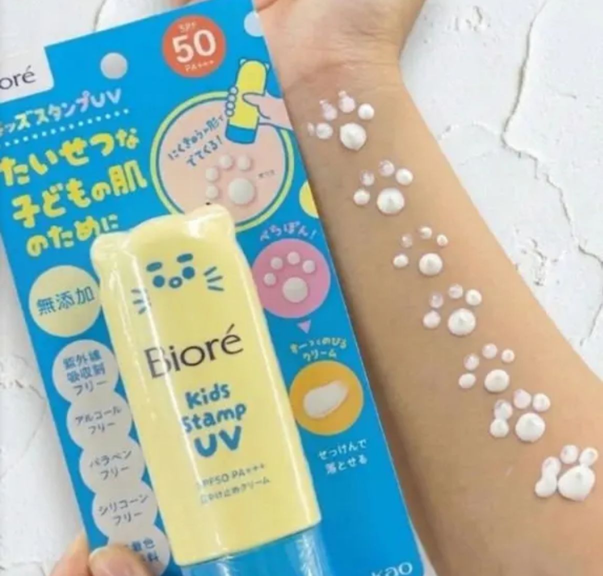 日本🇯🇵爆紅新品🤩 Biore Kids Stamp UV 貓掌防曬乳SPF50/PA+++ /70g Biore UV 史上最萌「防曬印章」登場 小朋友唔再驚搽防曬！輕輕一印即刻變可愛貓掌，防曬都可以好好玩 🫧 日本 Biore UV 呢款新作將防曬變做「印章」，輕輕一印喺皮膚上面 就會出現超得意嘅貓貓或者小動物圖案 🐾 小朋友見到咁得意，一定會爭住自己印！印完之後只要輕輕推開就搞掂， ✨ 專為兒童設計：配方溫和，無添加酒精、香料同色素，幼嫩肌膚用都超放心 🥛 ✨ 強效防禦：雖然好玩，但防曬力一樣有 SPF50/PA++++，戶外活動都夠晒用 🏹 ✨ 輕易清洗：用一般沐浴乳或者洗面膏就可以乾淨卸除，完全無負擔 🧼
